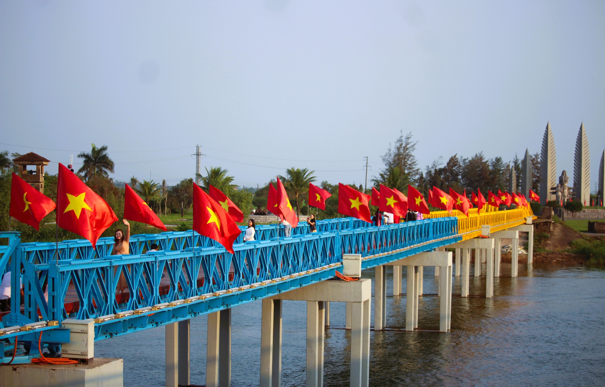 Khu di tích quốc gia đặc biệt Đôi bờ Hiền Lương - Bến Hải nhộn nhịp khách tham quan- Ảnh 8. Khu di tích quốc gia đặc biệt Đôi bờ Hiền Lương - Bến Hải nhộn nhịp khách tham quan- Ảnh 8.