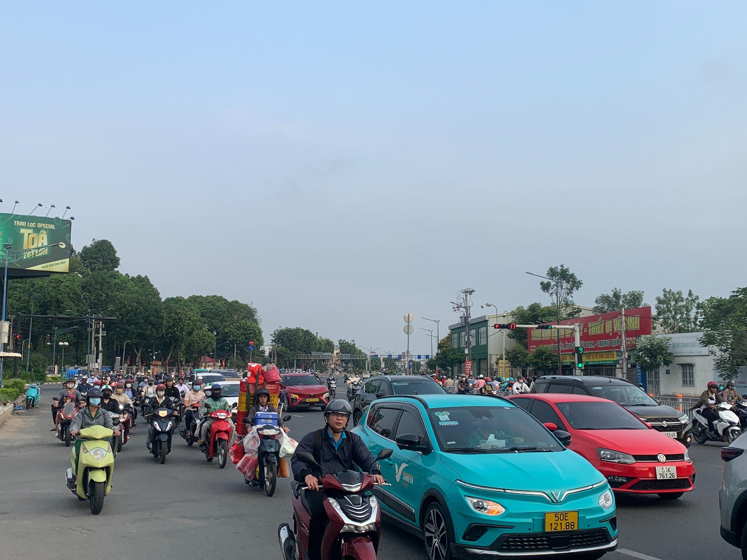 Giao thông TP.HCM “dễ thở” trong ngày đầu làm việc sau kỳ nghỉ Tết- Ảnh 11. Giao thông TP.HCM “dễ thở” trong ngày đầu làm việc sau kỳ nghỉ Tết- Ảnh 11.