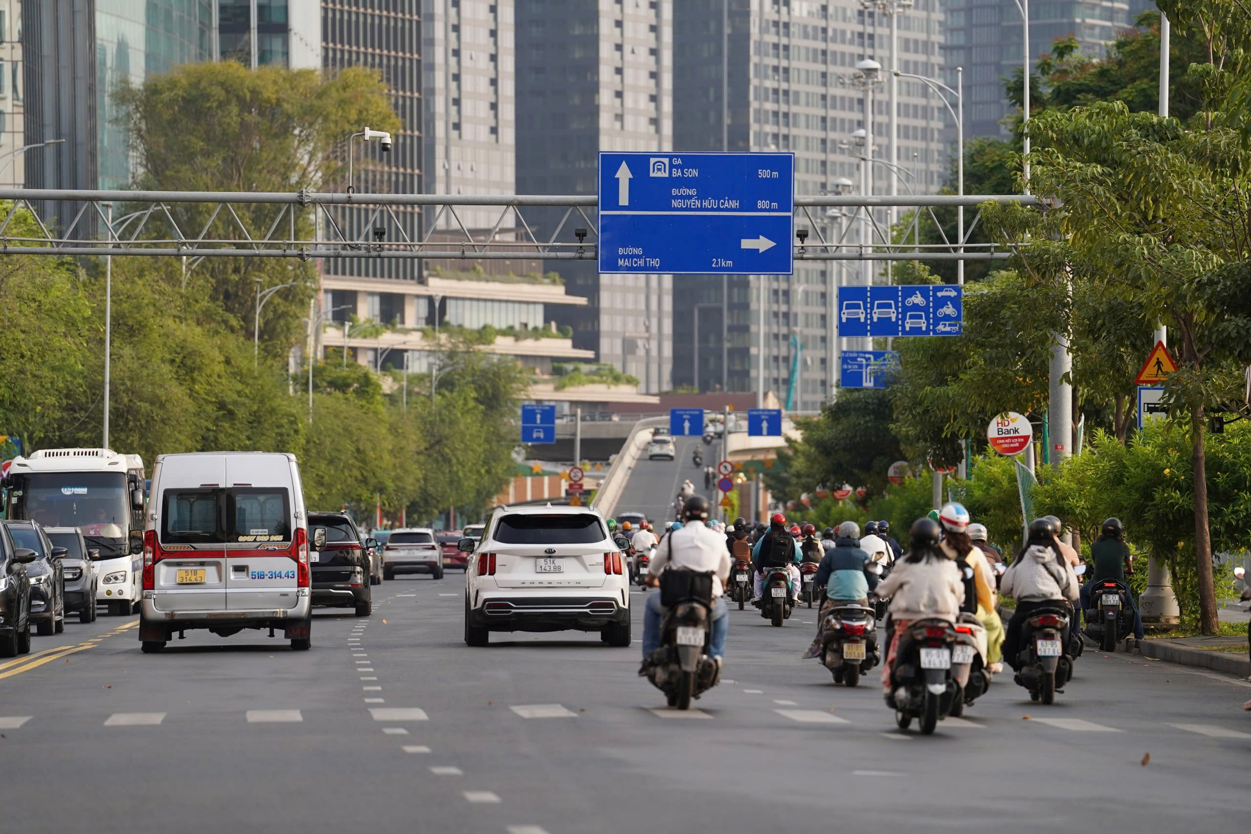 Giao thông TP.HCM “dễ thở” trong ngày đầu làm việc sau kỳ nghỉ Tết- Ảnh 4. Giao thông TP.HCM “dễ thở” trong ngày đầu làm việc sau kỳ nghỉ Tết- Ảnh 4.