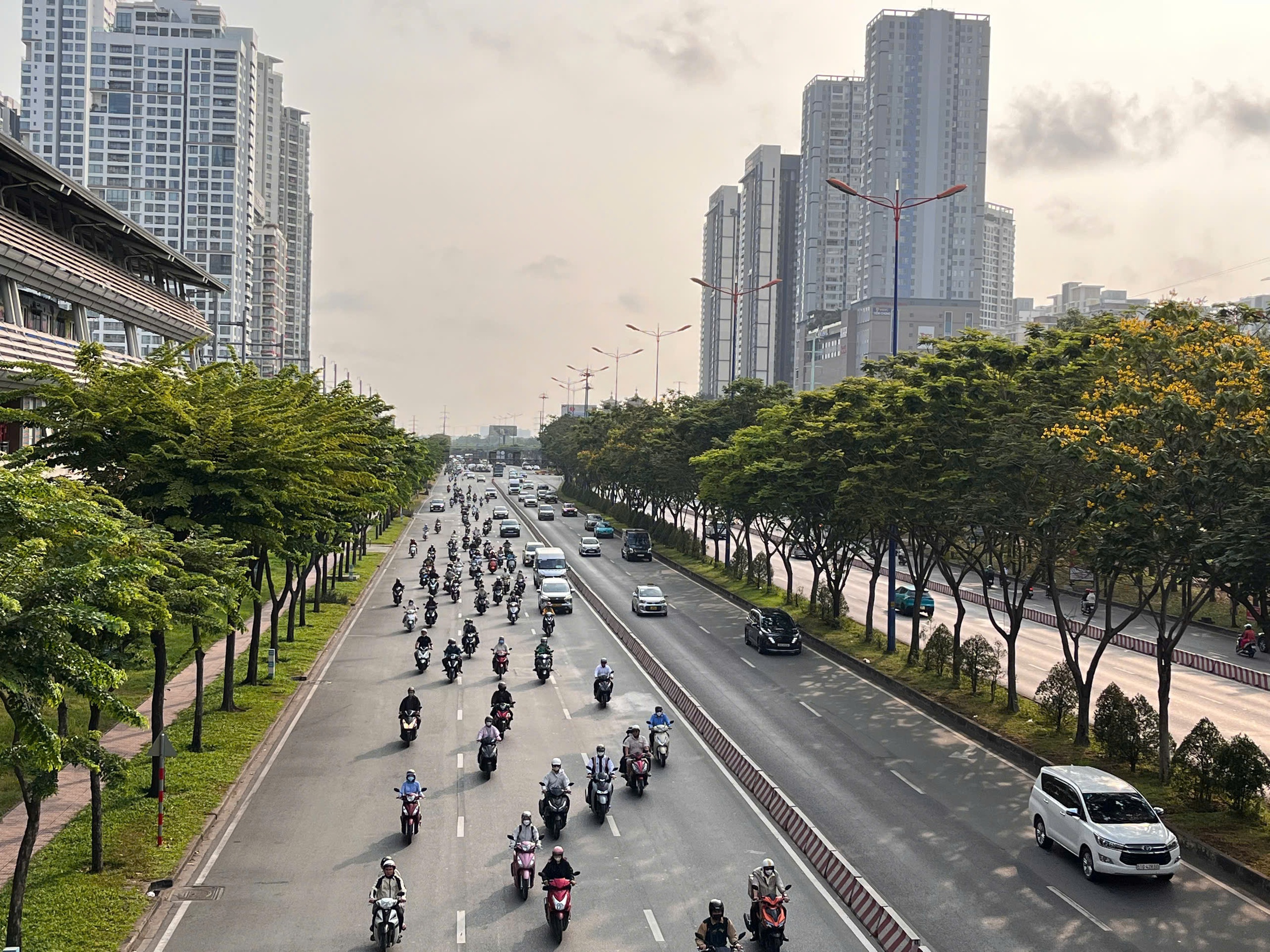 Giao thông TP.HCM “dễ thở” trong ngày đầu làm việc sau kỳ nghỉ Tết- Ảnh 12. Giao thông TP.HCM “dễ thở” trong ngày đầu làm việc sau kỳ nghỉ Tết- Ảnh 12.