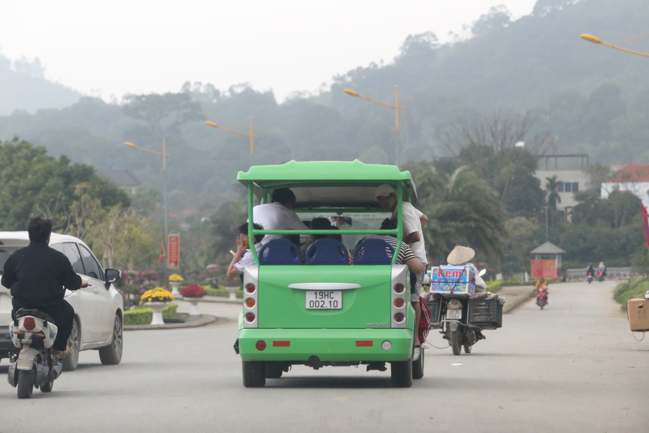 Sớm hoàn thiện hồ sơ kinh doanh xe điện tại khu di tích quốc gia Tây Thiên- Ảnh 7. Sớm hoàn thiện hồ sơ kinh doanh xe điện tại khu di tích quốc gia Tây Thiên- Ảnh 7.