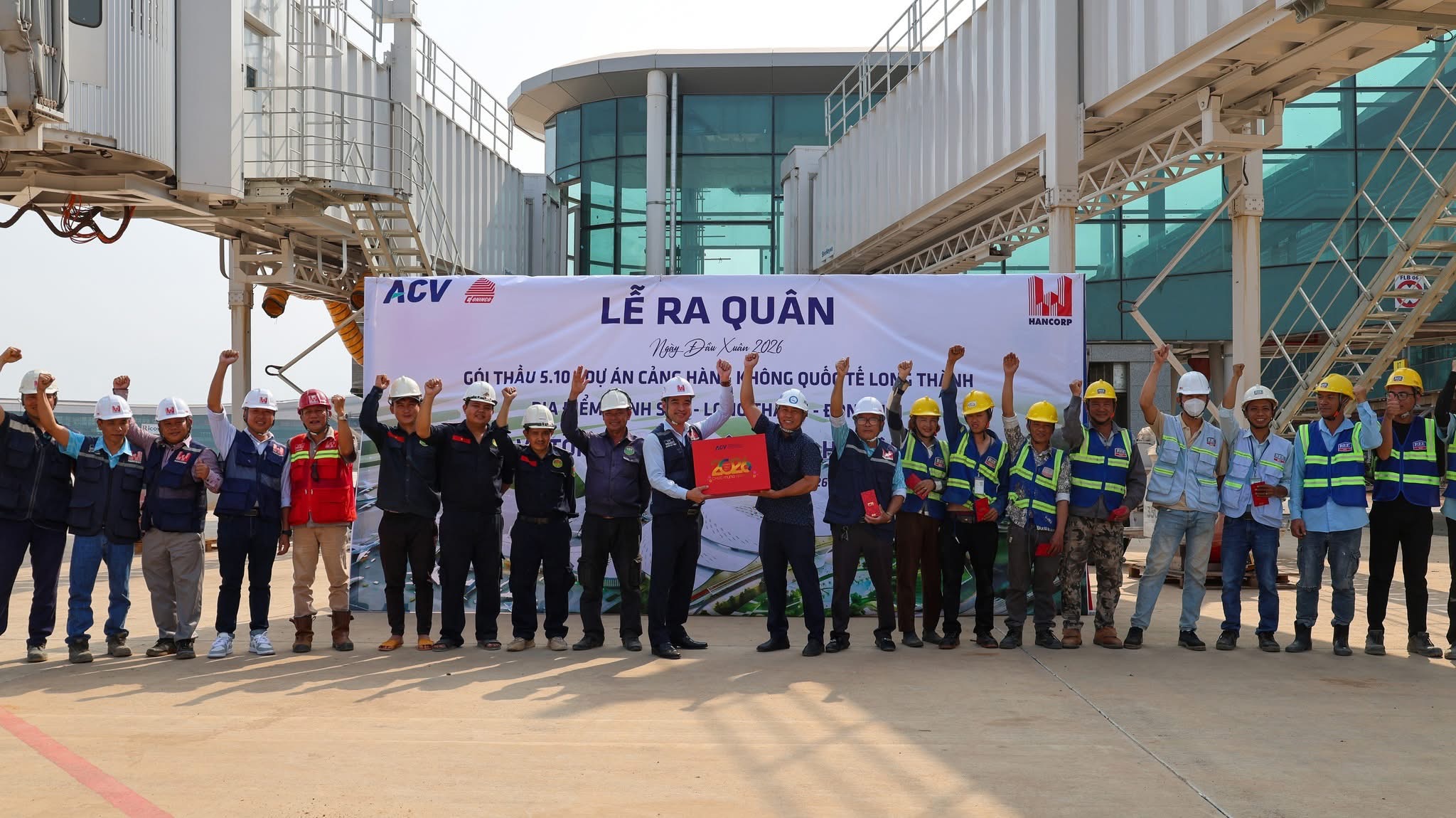 Rộn r&agrave;ng, hối hả tr&ecirc;n đại c&ocirc;ng trường s&acirc;n bay Long Th&agrave;nh- Ảnh 8.