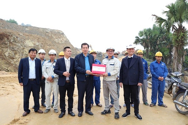 Tiếp lửa công trường cao tốc Tuyên Quang - Hà Giang ngày đầu năm mới- Ảnh 2. Tiếp lửa công trường cao tốc Tuyên Quang - Hà Giang ngày đầu năm mới- Ảnh 2.