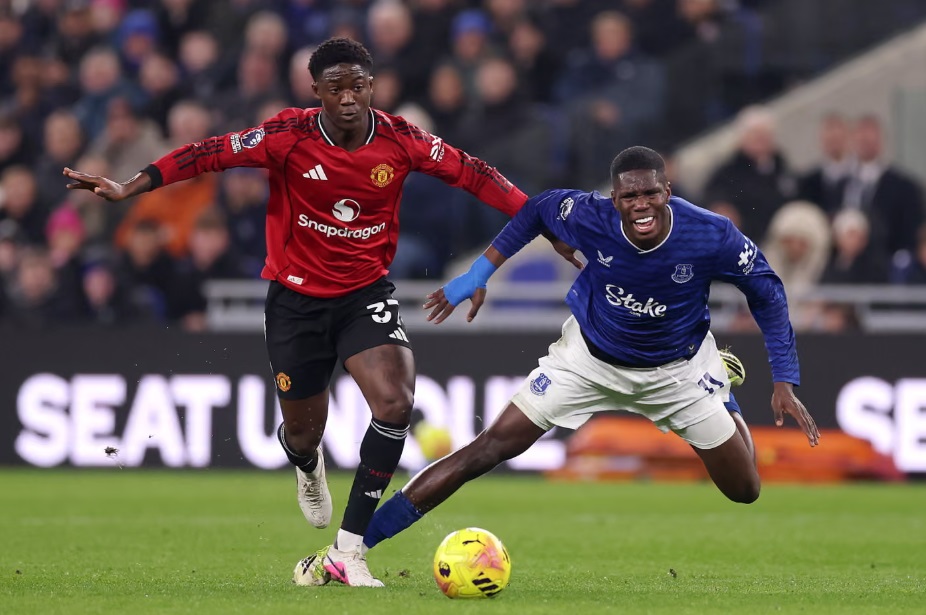 Đ&aacute;nh bại Everton, MU trở lại top 4 Ngoại hạng Anh- Ảnh 1.