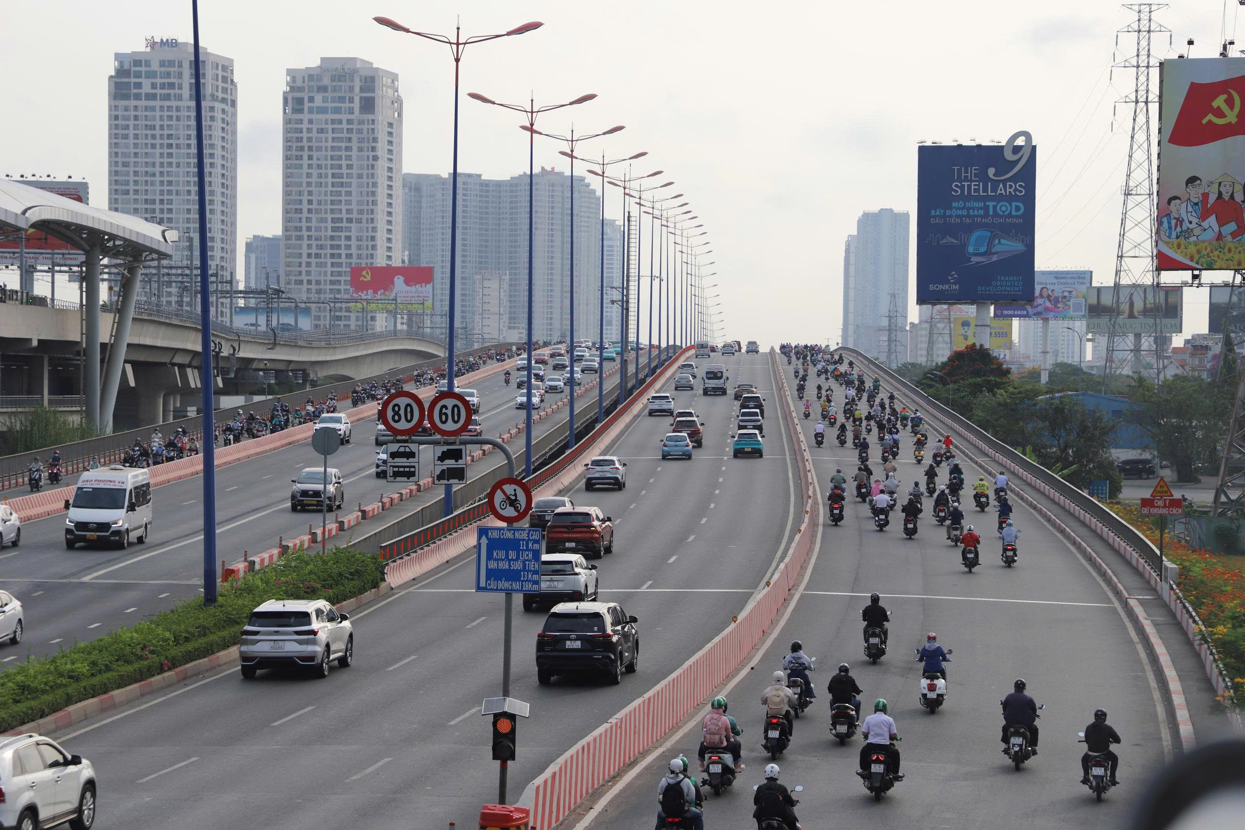 Giao thông TP.HCM “dễ thở” trong ngày đầu làm việc sau kỳ nghỉ Tết- Ảnh 1. Giao thông TP.HCM “dễ thở” trong ngày đầu làm việc sau kỳ nghỉ Tết- Ảnh 1.