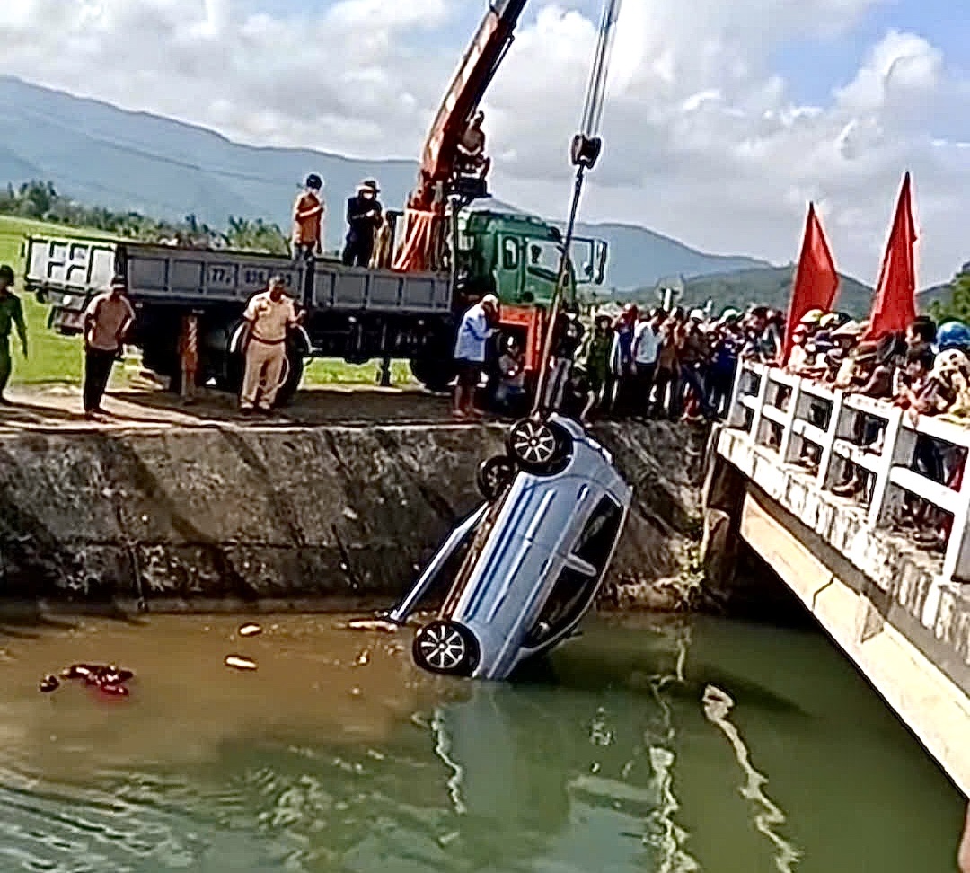 Gia Lai: Phát hiện 2 nạn nhân tử vong gần chiếc ô tô chìm dưới mương nước- Ảnh 1. Gia Lai: Phát hiện 2 nạn nhân tử vong gần chiếc ô tô chìm dưới mương nước- Ảnh 1.