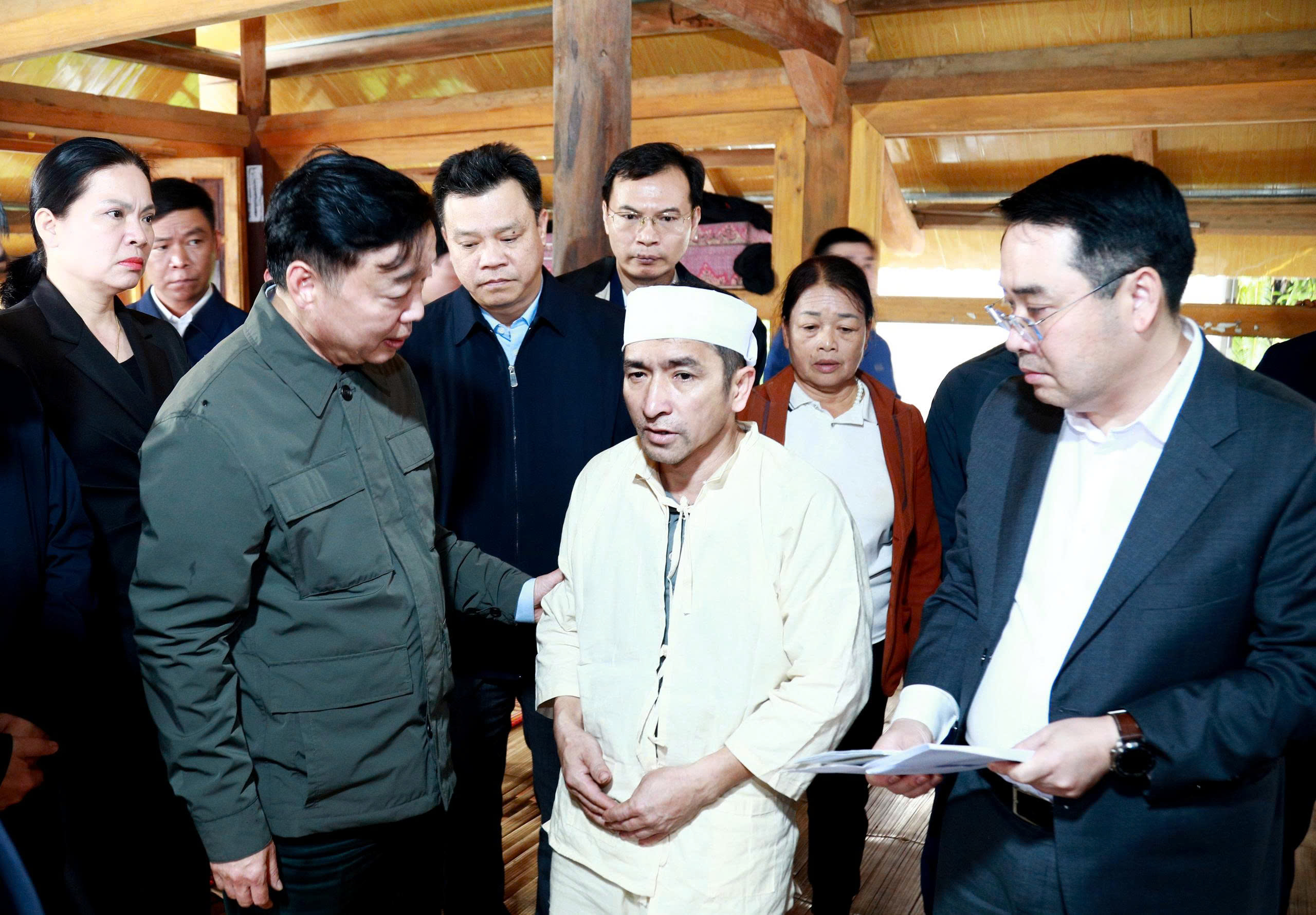 Ph&oacute; Thủ tướng Trần Hồng H&agrave; thị s&aacute;t, thăm hỏi gia đ&igrave;nh vụ lật t&agrave;u tr&ecirc;n hồ Th&aacute;c B&agrave;- Ảnh 4.