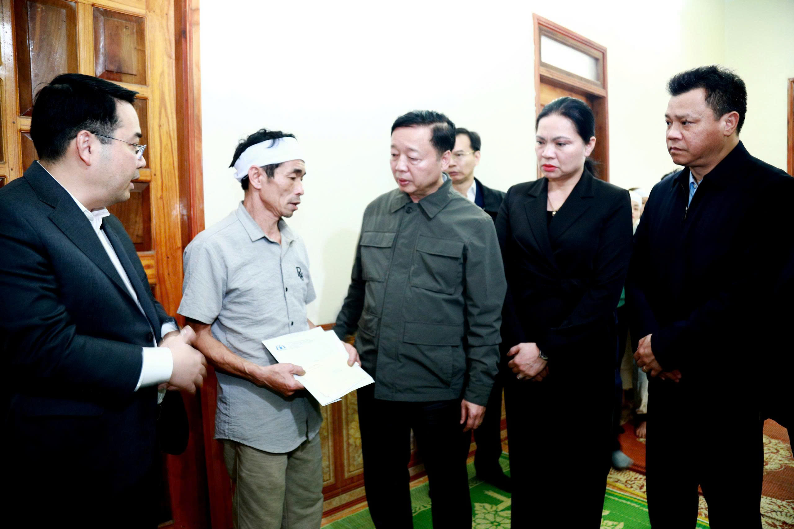 Ph&oacute; Thủ tướng Trần Hồng H&agrave; thị s&aacute;t, thăm hỏi gia đ&igrave;nh vụ lật t&agrave;u tr&ecirc;n hồ Th&aacute;c B&agrave;- Ảnh 5.