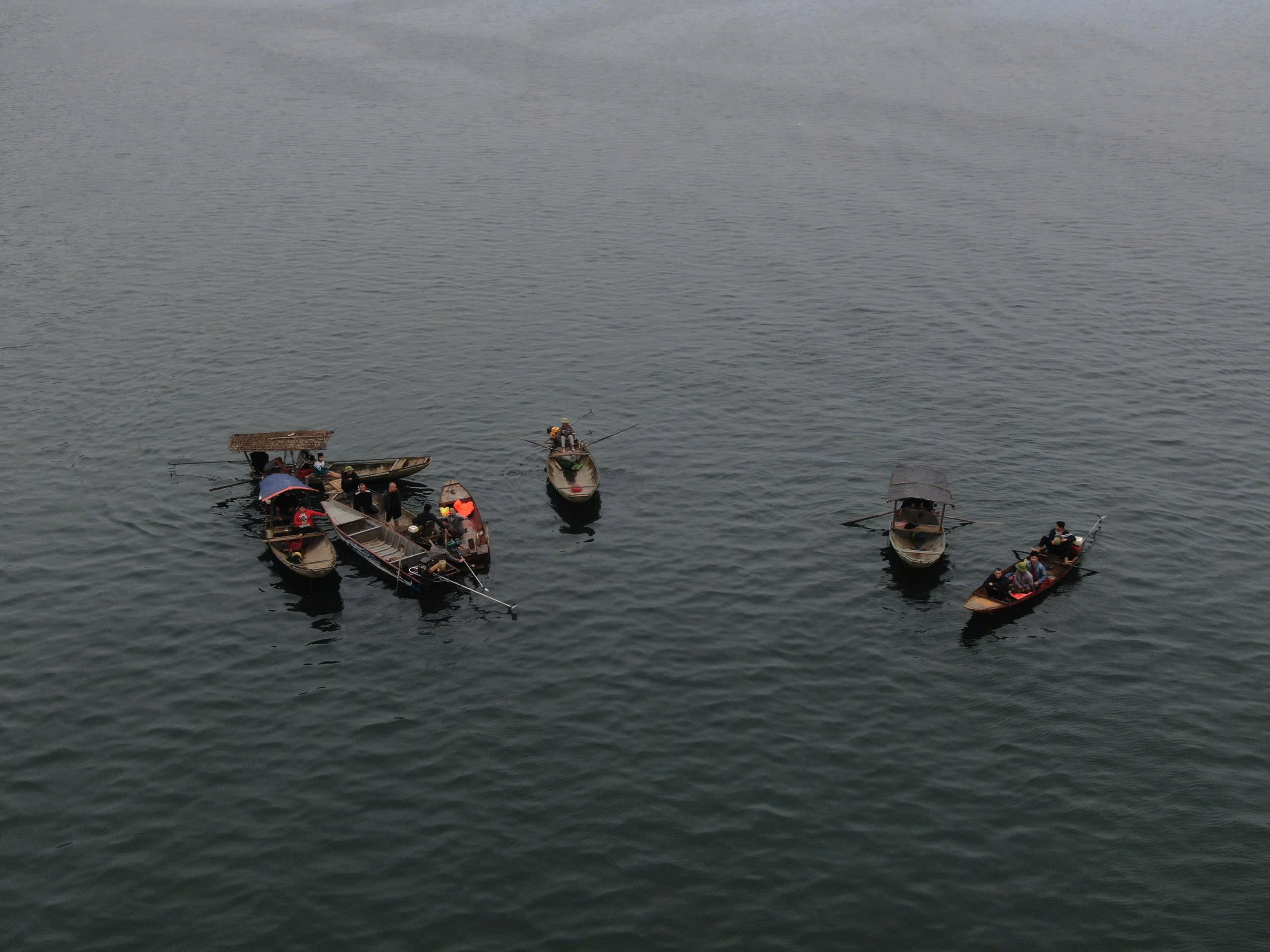 Ph&oacute; Thủ tướng Trần Hồng H&agrave; thị s&aacute;t, thăm hỏi gia đ&igrave;nh vụ lật t&agrave;u tr&ecirc;n hồ Th&aacute;c B&agrave;- Ảnh 2.