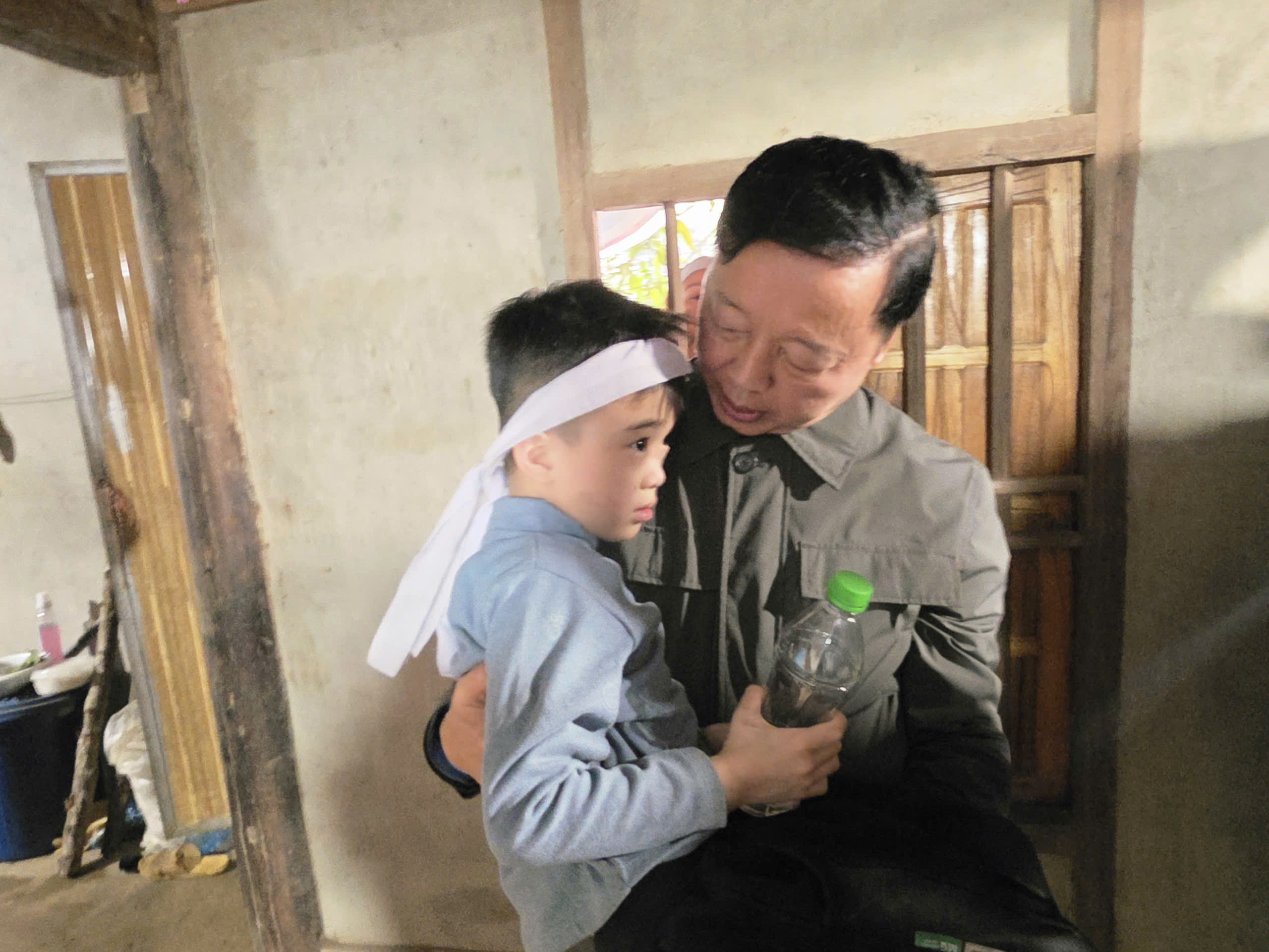 Ph&oacute; Thủ tướng Trần Hồng H&agrave; thị s&aacute;t, thăm hỏi gia đ&igrave;nh vụ lật t&agrave;u tr&ecirc;n hồ Th&aacute;c B&agrave;- Ảnh 6.