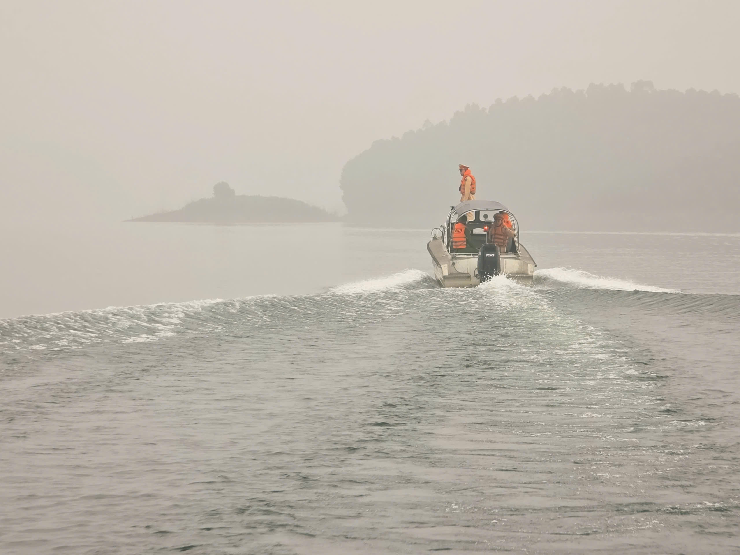 Ph&oacute; Thủ tướng Trần Hồng H&agrave; thị s&aacute;t, thăm hỏi gia đ&igrave;nh vụ lật t&agrave;u tr&ecirc;n hồ Th&aacute;c B&agrave;- Ảnh 3.