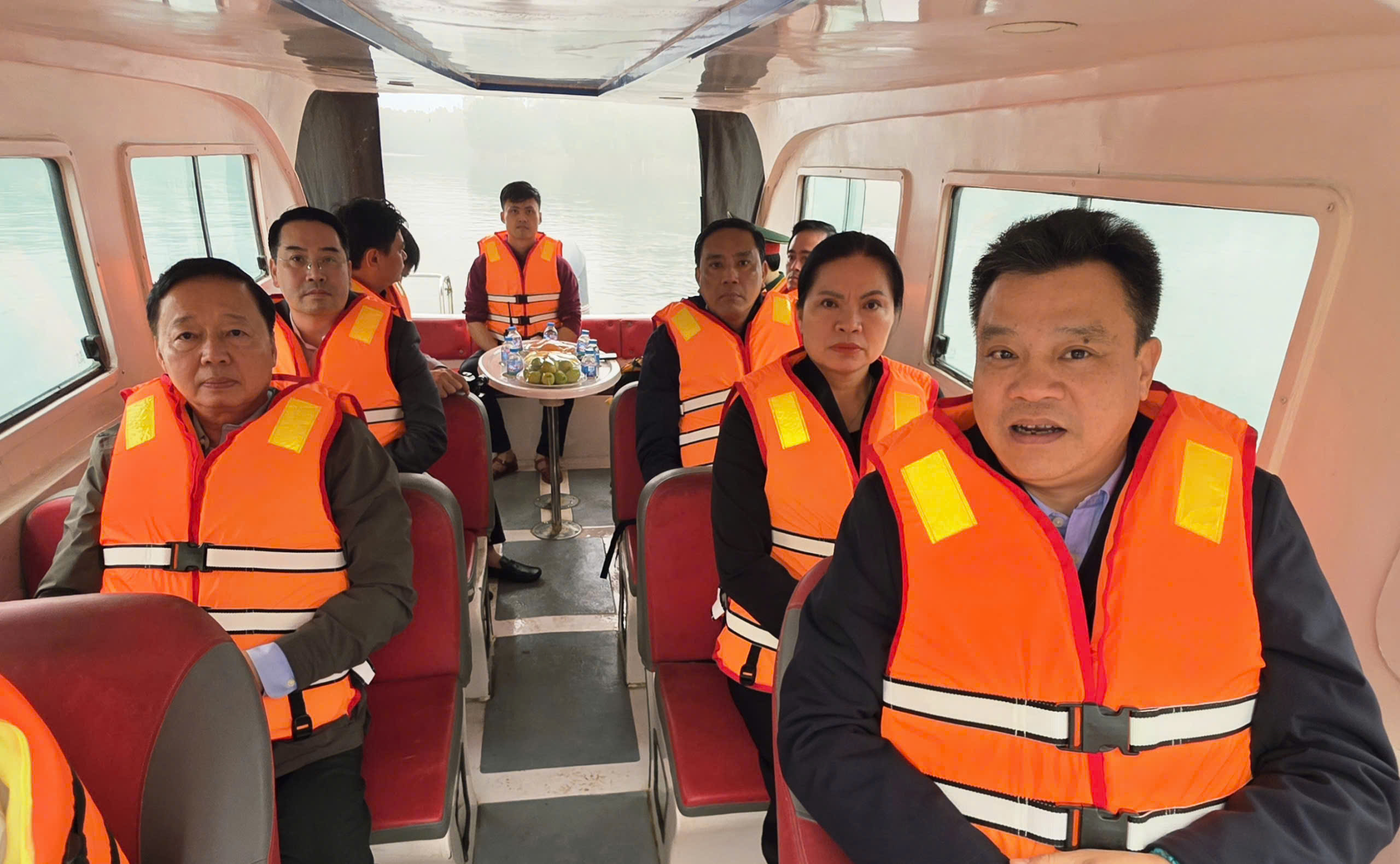 Ph&oacute; Thủ tướng Trần Hồng H&agrave; thị s&aacute;t, thăm hỏi gia đ&igrave;nh vụ lật t&agrave;u tr&ecirc;n hồ Th&aacute;c B&agrave;- Ảnh 1.