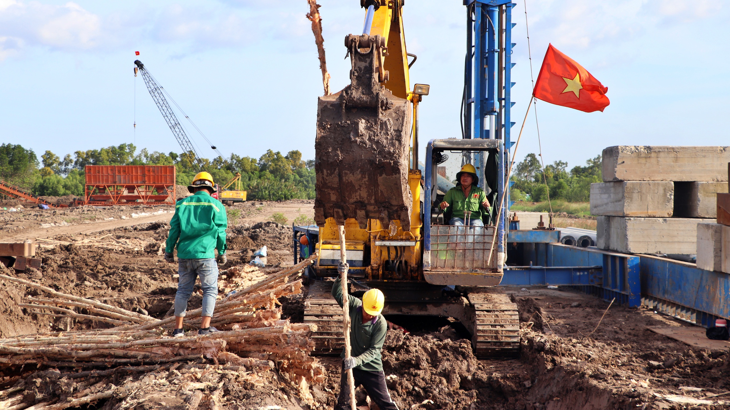 Hối hả công trường dự án giao thông sau Tết- Ảnh 1. Hối hả công trường dự án giao thông sau Tết- Ảnh 1.
