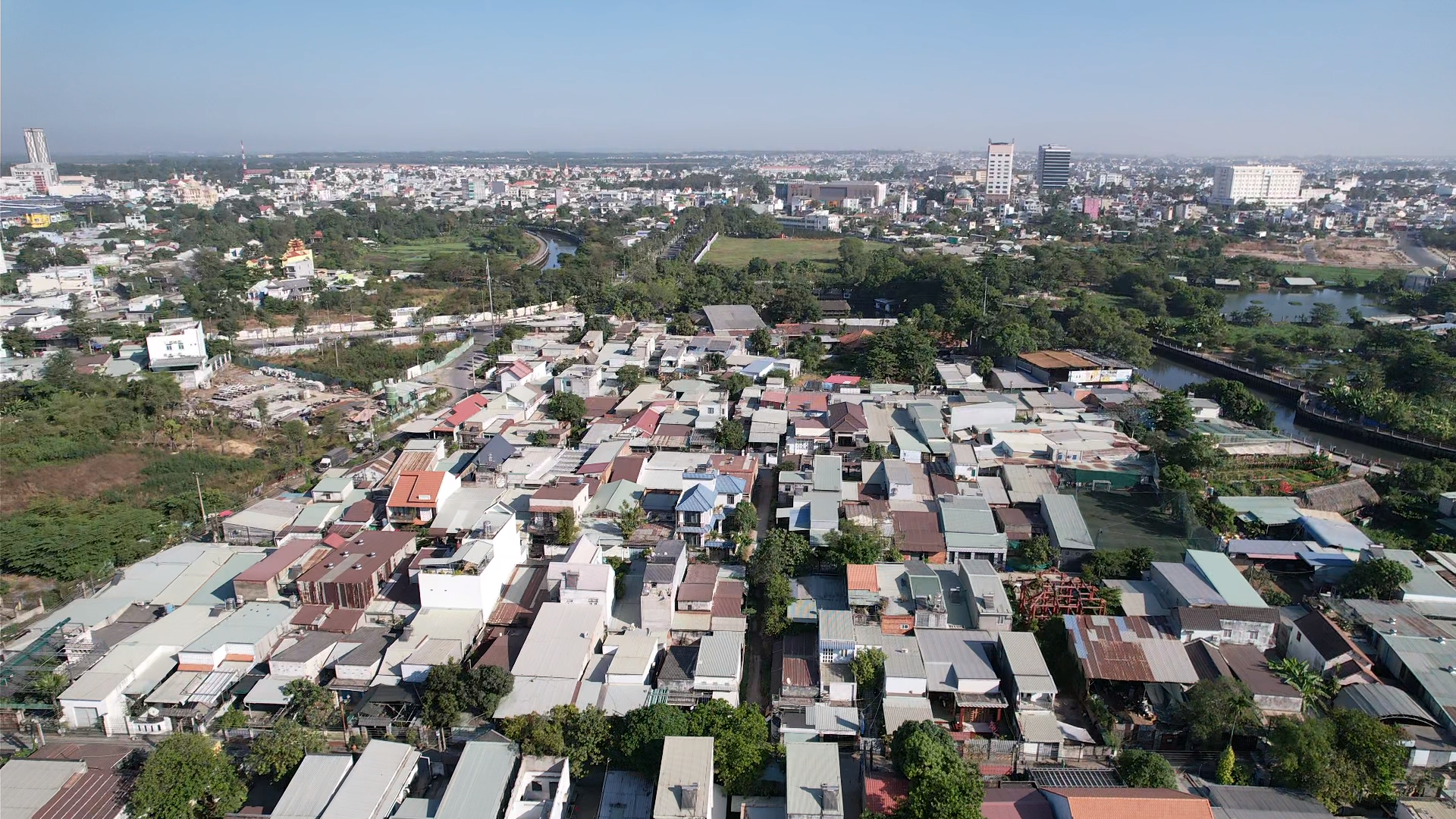 Đồng Nai siết chặt quản lý đất đai, tăng tốc phát triển nhà ở và điều chỉnh quy hoạch- Ảnh 1. Đồng Nai siết chặt quản lý đất đai, tăng tốc phát triển nhà ở và điều chỉnh quy hoạch- Ảnh 1.