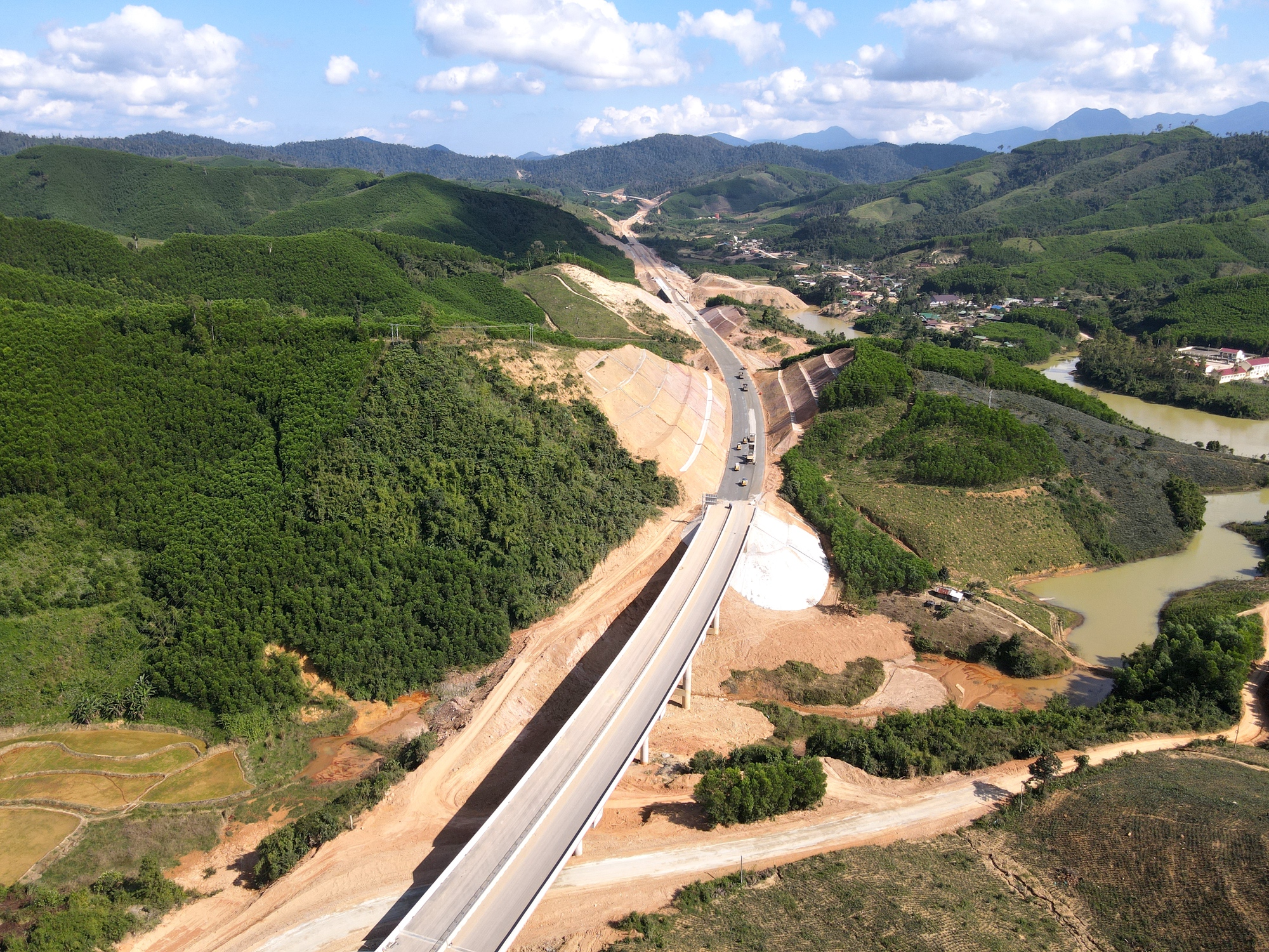 Những trụ cầu cao hơn 50m đang hình thành trên cao tốc Khánh Hòa - Buôn Ma Thuột- Ảnh 1. Những trụ cầu cao hơn 50m đang hình thành trên cao tốc Khánh Hòa - Buôn Ma Thuột- Ảnh 1.