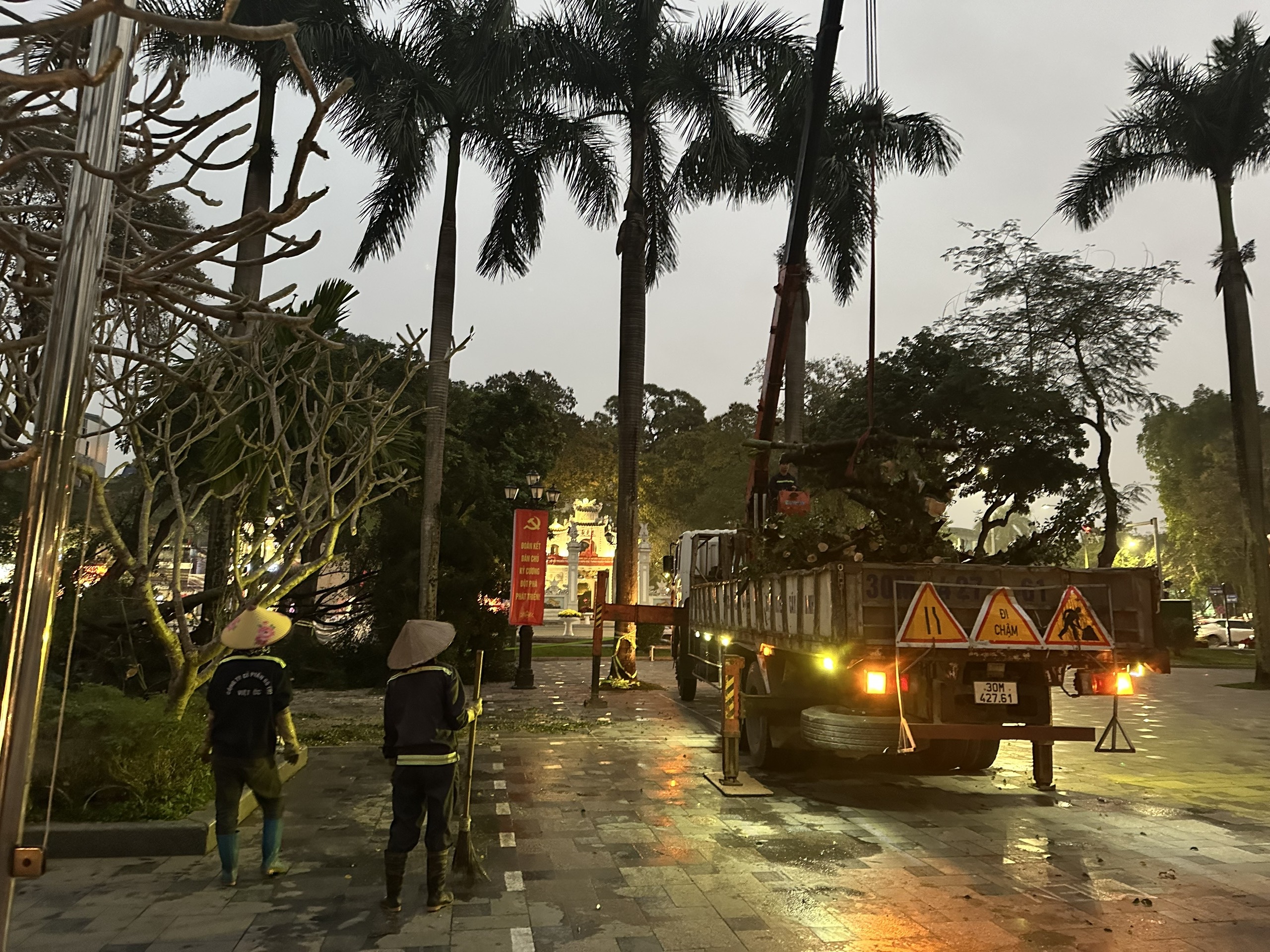 Hà Nội: Khẩn trương khắc phục sự cố cây đổ tại vườn hoa Lý Tự Trọng- Ảnh 2.