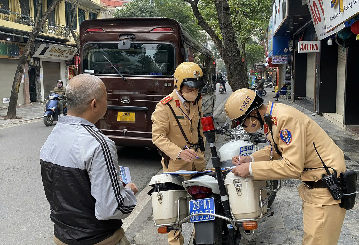 H&agrave; Nội: Xử l&yacute; 370 trường hợp vi phạm trong thời gian th&iacute; điểm hạn chế xe ở phố cổ- Ảnh 1.