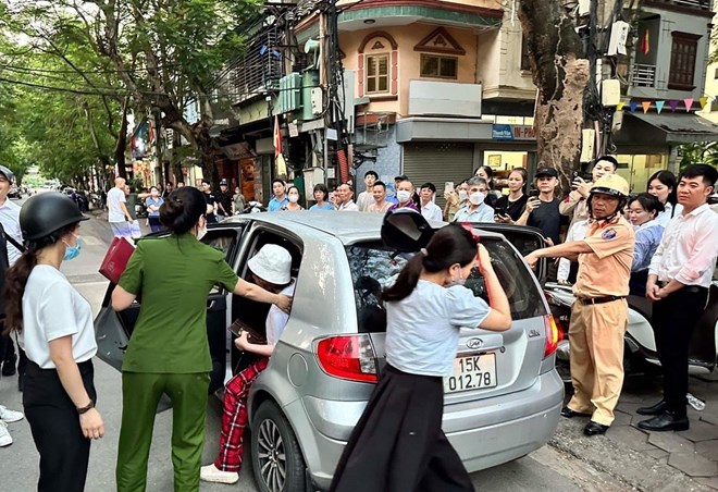 Nghe nhạc trên xe thế nào để tránh nguy cơ tai nạn?- Ảnh 2. Nghe nhạc trên xe thế nào để tránh nguy cơ tai nạn?- Ảnh 2.