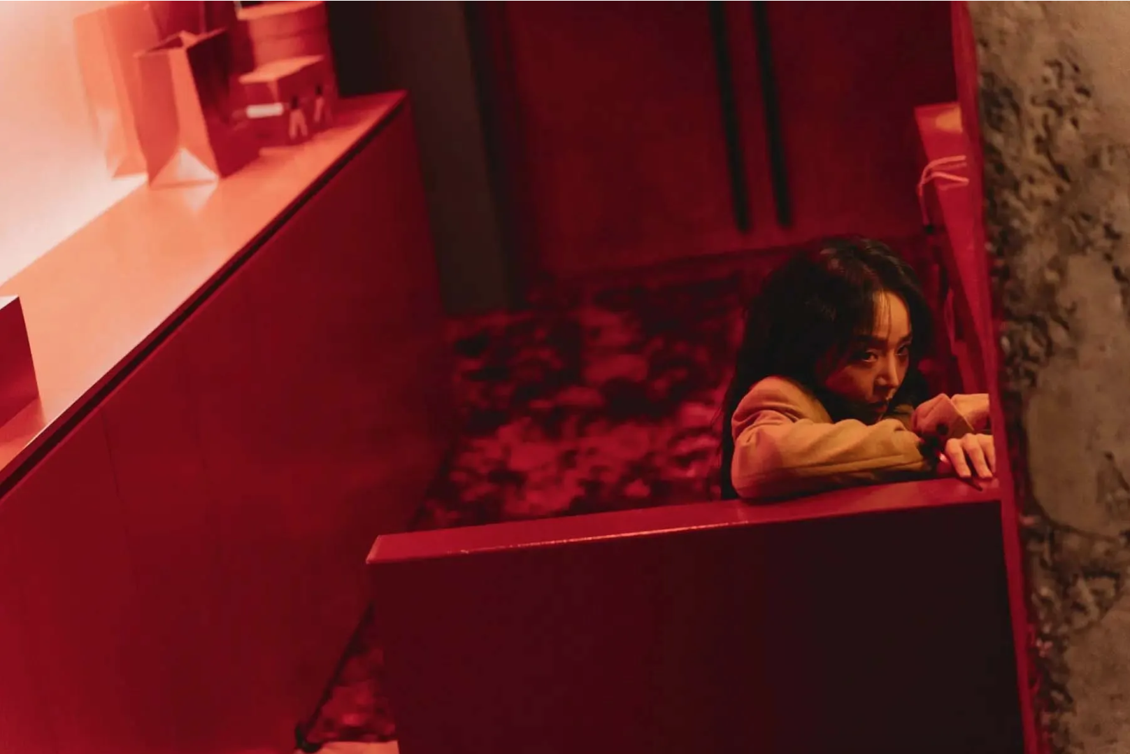 "The art of Sarah" gây sốt toàn cầu, Shin Hae Sun thăng hạng nhờ vai diễn táo bạo- Ảnh 7. "The art of Sarah" gây sốt toàn cầu, Shin Hae Sun thăng hạng nhờ vai diễn táo bạo- Ảnh 7.