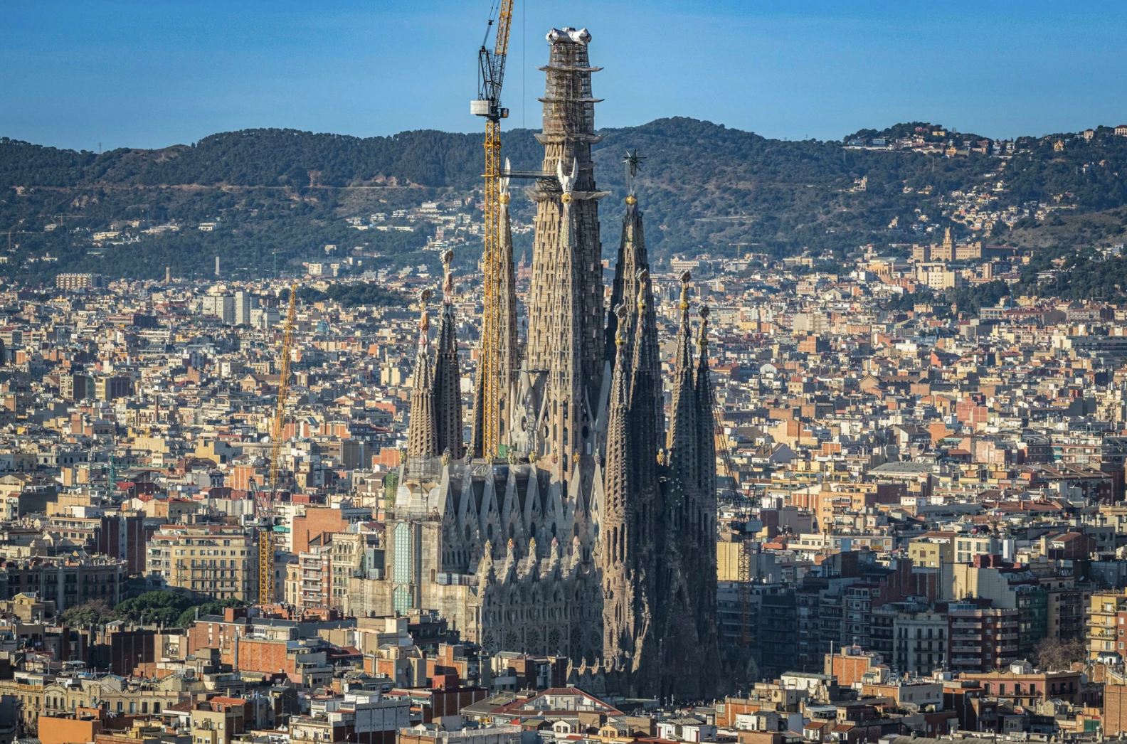 Nh&agrave; thờ cao nhất thế giới vươn l&ecirc;n chiều cao tối đa sau 144 năm x&acirc;y dựng- Ảnh 1.