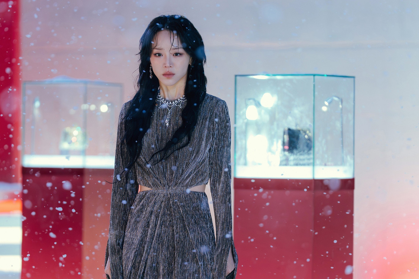 "The art of Sarah" gây sốt toàn cầu, Shin Hae Sun thăng hạng nhờ vai diễn táo bạo- Ảnh 3. "The art of Sarah" gây sốt toàn cầu, Shin Hae Sun thăng hạng nhờ vai diễn táo bạo- Ảnh 3.