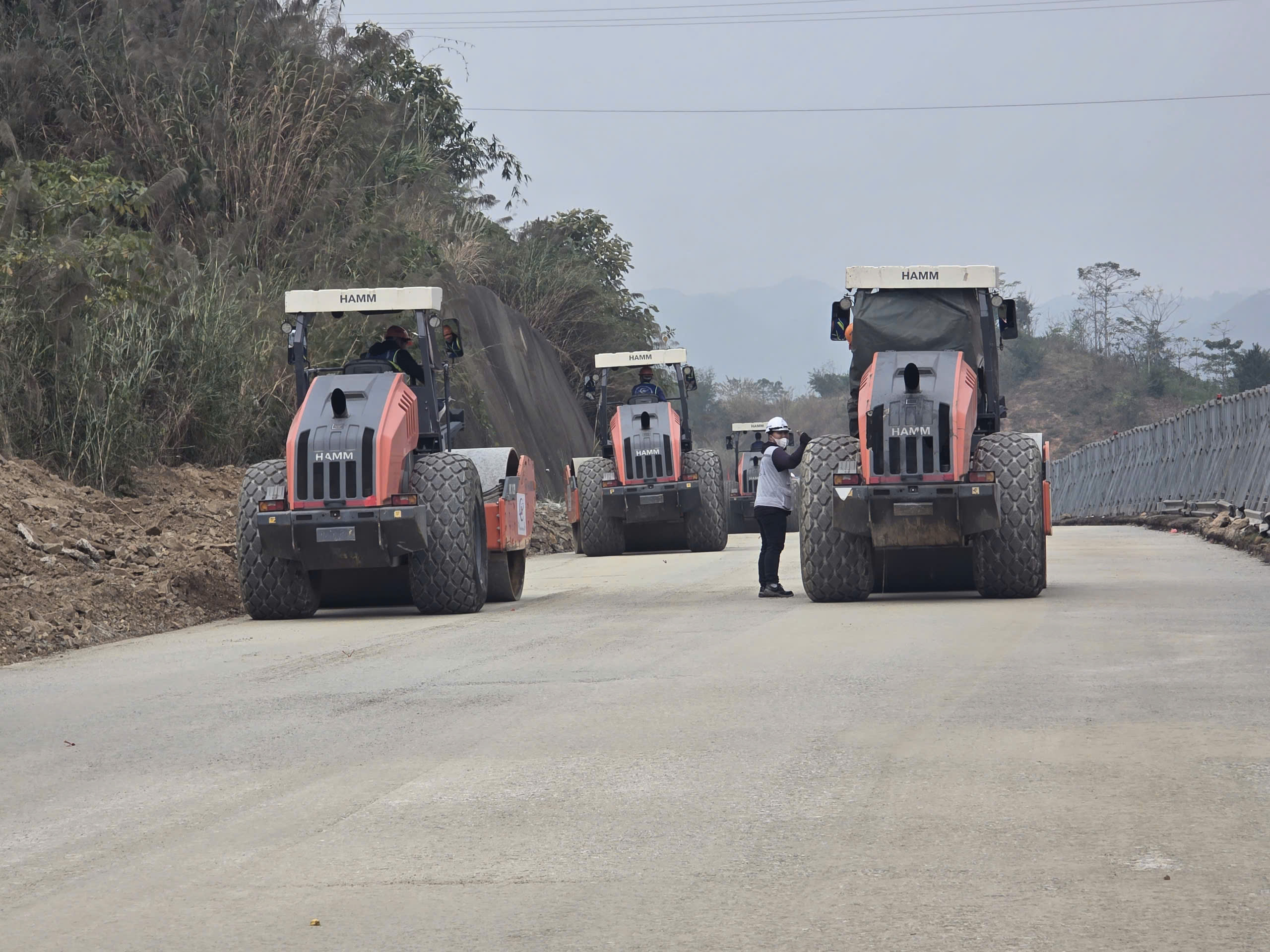Dự án mở rộng cao tốc Nội Bài - Lào Cai: Tăng tốc sau Tết, cán đích cuối năm 2026- Ảnh 3. Dự án mở rộng cao tốc Nội Bài - Lào Cai: Tăng tốc sau Tết, cán đích cuối năm 2026- Ảnh 3.