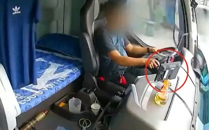 Nghe nhạc trên xe thế nào để tránh nguy cơ tai nạn?- Ảnh 1. Nghe nhạc trên xe thế nào để tránh nguy cơ tai nạn?- Ảnh 1.