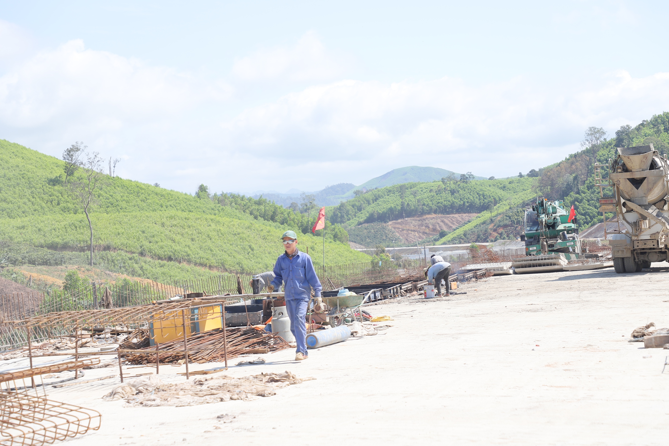 Những trụ cầu cao hơn 50m đang hình thành trên cao tốc Khánh Hòa - Buôn Ma Thuột- Ảnh 9. Những trụ cầu cao hơn 50m đang hình thành trên cao tốc Khánh Hòa - Buôn Ma Thuột- Ảnh 9.