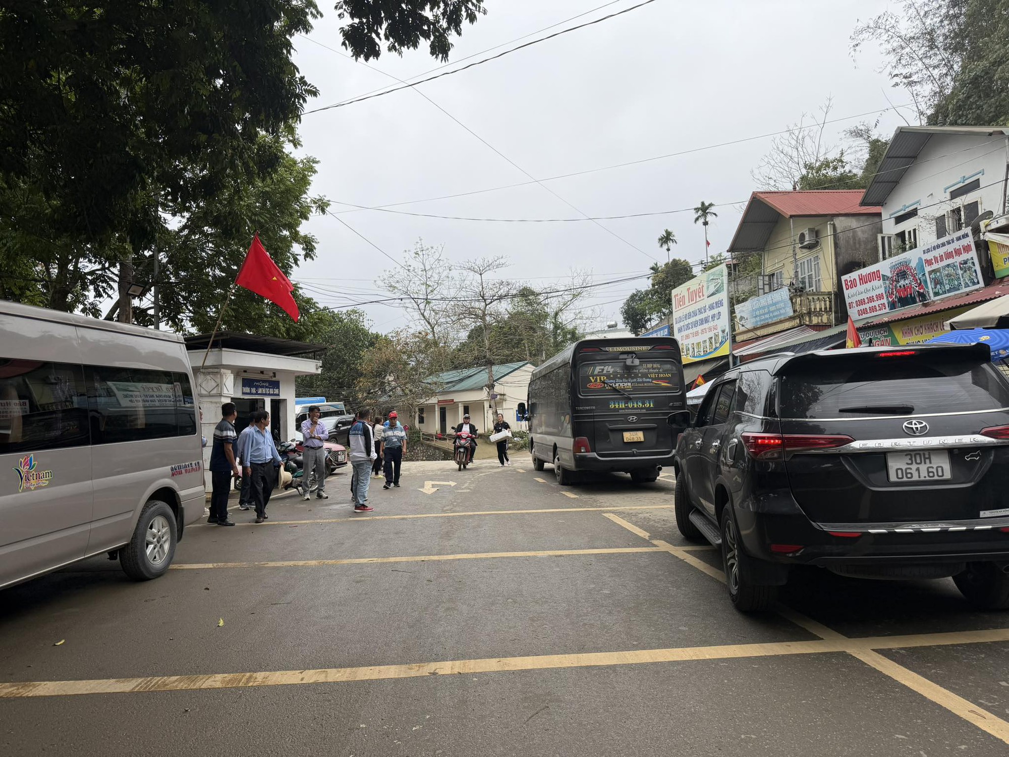 Nhiều tàu thuyền không đủ điều kiện xuất bến, khách du xuân đền Thác Bờ phải quay về- Ảnh 7. Nhiều tàu thuyền không đủ điều kiện xuất bến, khách du xuân đền Thác Bờ phải quay về- Ảnh 7.