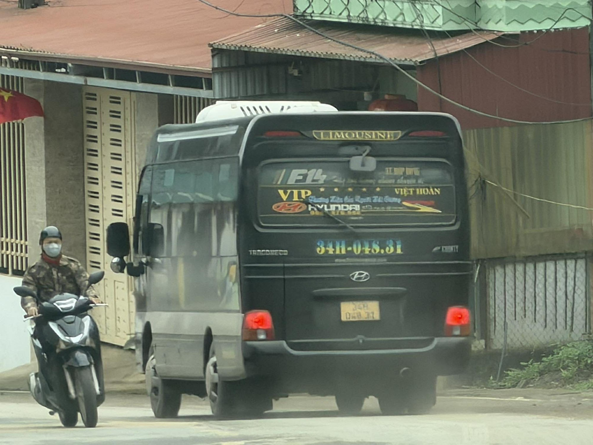 Nhiều tàu thuyền không đủ điều kiện xuất bến, khách du xuân đền Thác Bờ phải quay về- Ảnh 8. Nhiều tàu thuyền không đủ điều kiện xuất bến, khách du xuân đền Thác Bờ phải quay về- Ảnh 8.