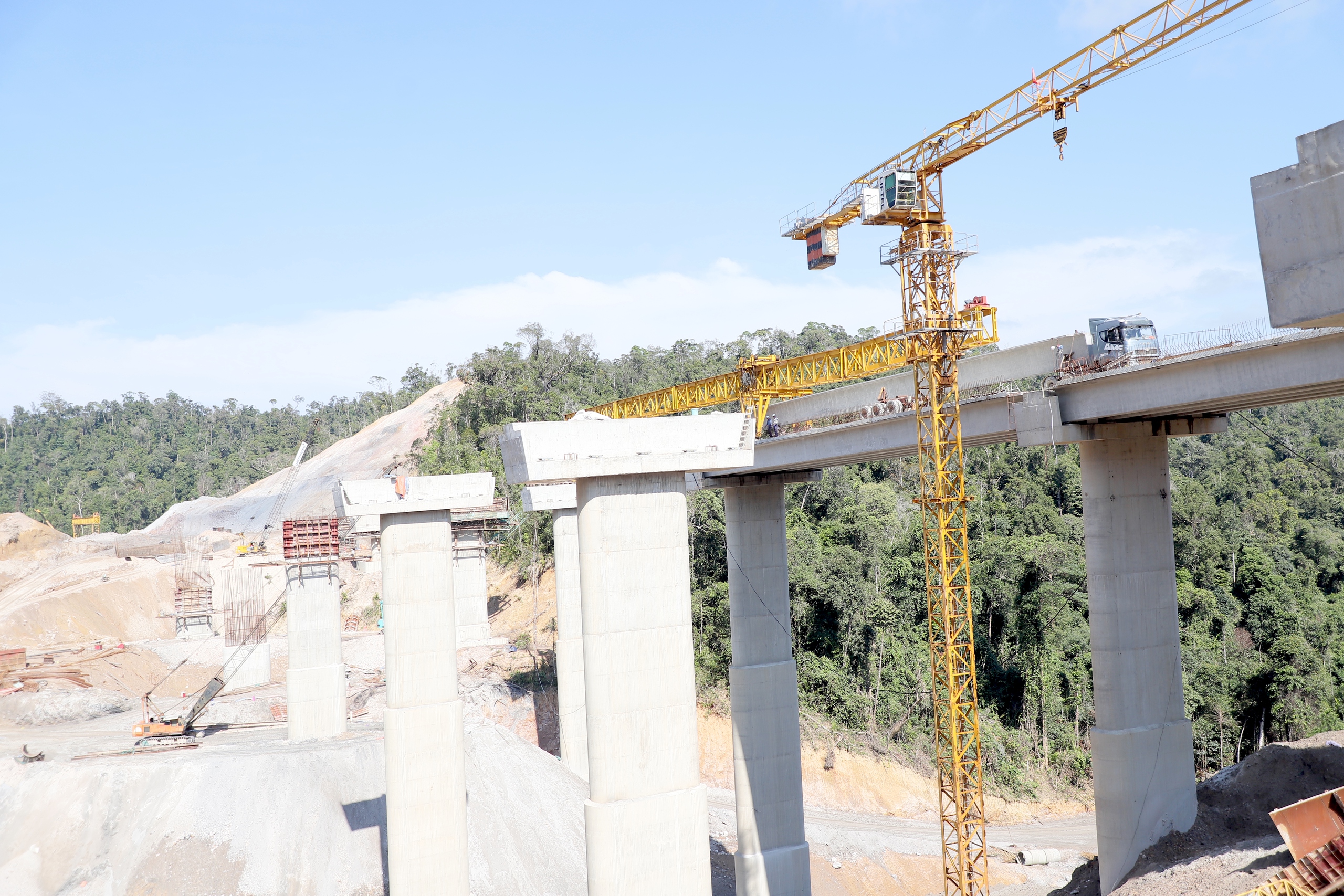 Những trụ cầu cao hơn 50m đang hình thành trên cao tốc Khánh Hòa - Buôn Ma Thuột- Ảnh 8. Những trụ cầu cao hơn 50m đang hình thành trên cao tốc Khánh Hòa - Buôn Ma Thuột- Ảnh 8.