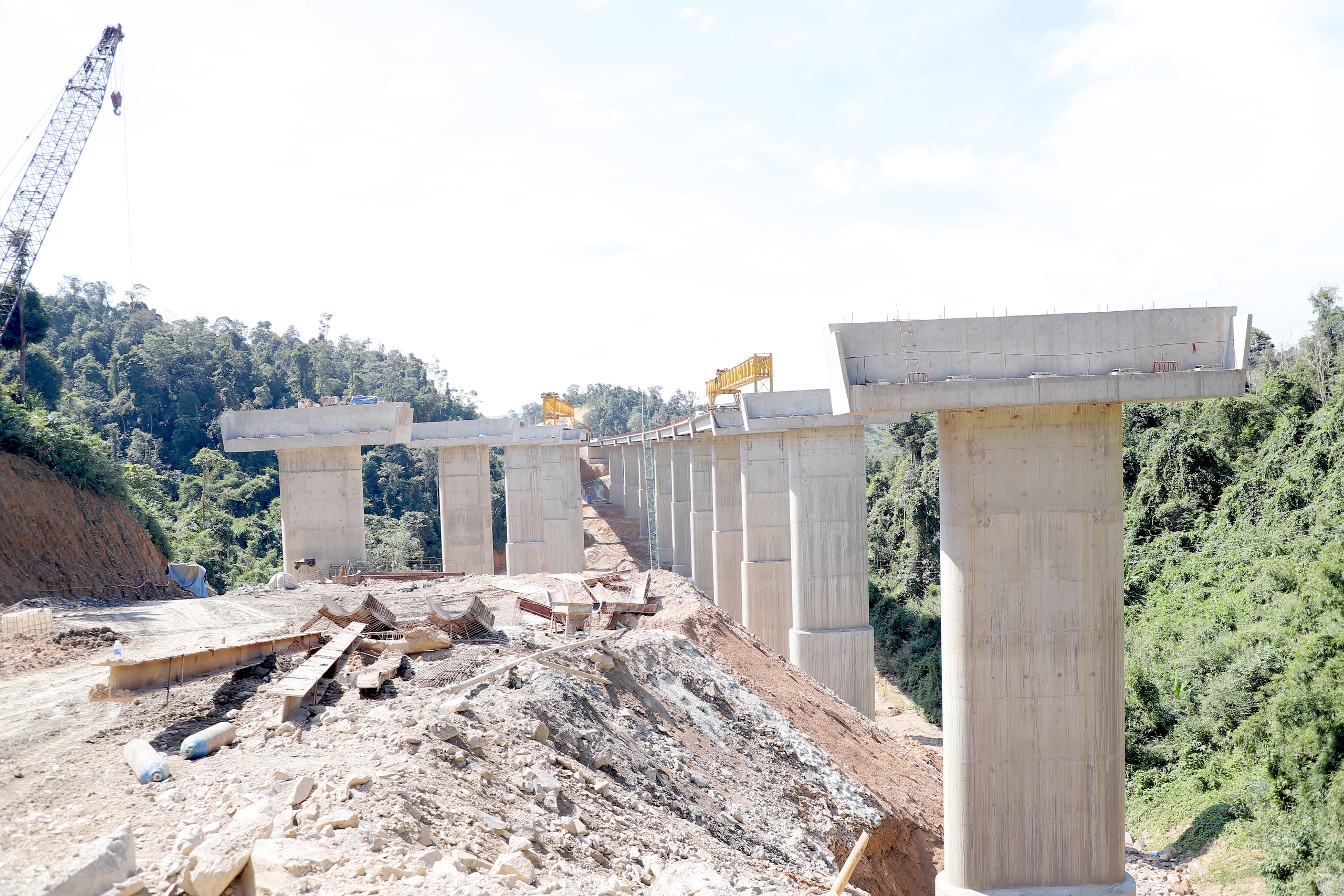 Những trụ cầu cao hơn 50m đang hình thành trên cao tốc Khánh Hòa - Buôn Ma Thuột- Ảnh 14. Những trụ cầu cao hơn 50m đang hình thành trên cao tốc Khánh Hòa - Buôn Ma Thuột- Ảnh 14.