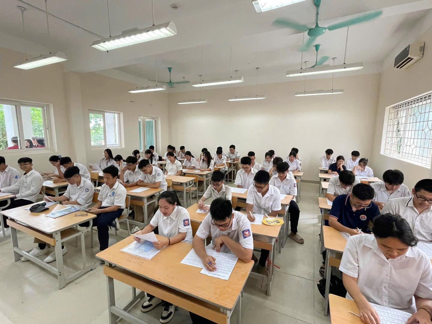 Hà Nội khảo sát chất lượng học sinh lớp 11, 12, không thu lệ phí- Ảnh 1.