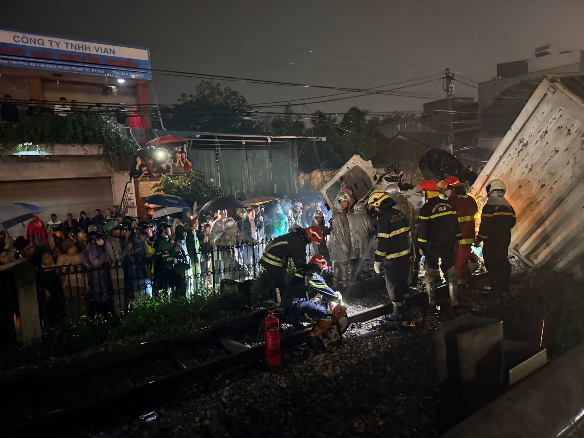 Hiện trường vụ tai nạn đường sắt khiến tài xế ô tô tử vong, một người bị thương ở Ngọc Hồi- Ảnh 8. Hiện trường vụ tai nạn đường sắt khiến tài xế ô tô tử vong, một người bị thương ở Ngọc Hồi- Ảnh 8.