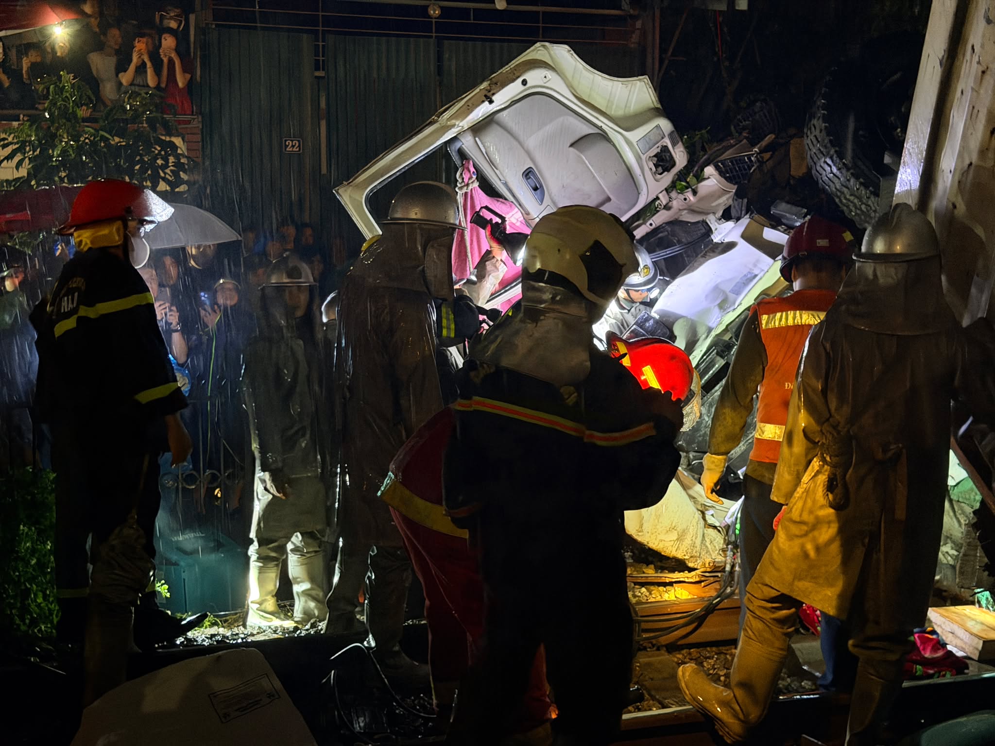 Hiện trường vụ tai nạn đường sắt khiến tài xế ô tô tử vong, một người bị thương ở Ngọc Hồi- Ảnh 7. Hiện trường vụ tai nạn đường sắt khiến tài xế ô tô tử vong, một người bị thương ở Ngọc Hồi- Ảnh 7.