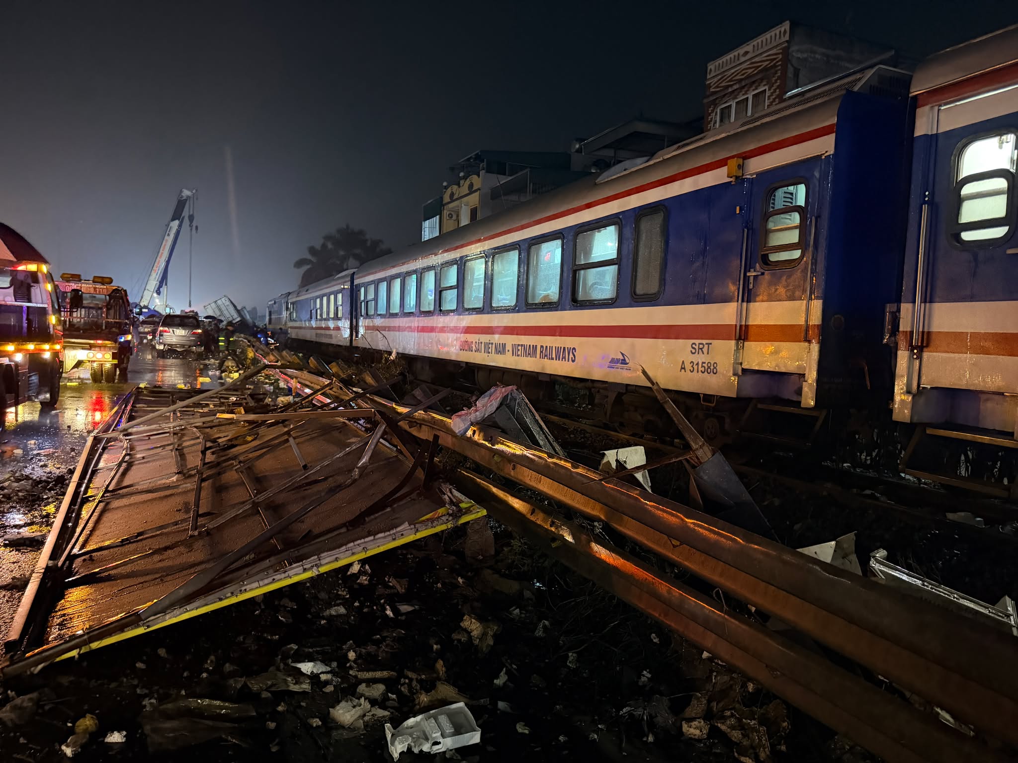 Hiện trường vụ tai nạn đường sắt khiến tài xế ô tô tử vong, một người bị thương ở Ngọc Hồi- Ảnh 1. Hiện trường vụ tai nạn đường sắt khiến tài xế ô tô tử vong, một người bị thương ở Ngọc Hồi- Ảnh 1.