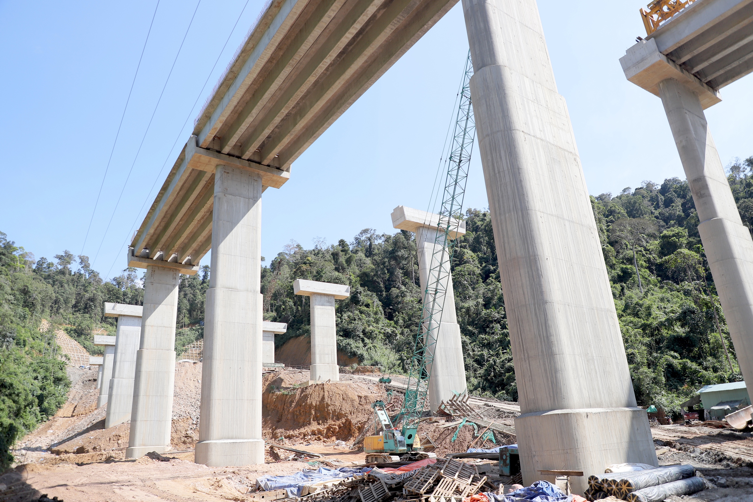 Những trụ cầu cao hơn 50m đang hình thành trên cao tốc Khánh Hòa - Buôn Ma Thuột- Ảnh 4. Những trụ cầu cao hơn 50m đang hình thành trên cao tốc Khánh Hòa - Buôn Ma Thuột- Ảnh 4.