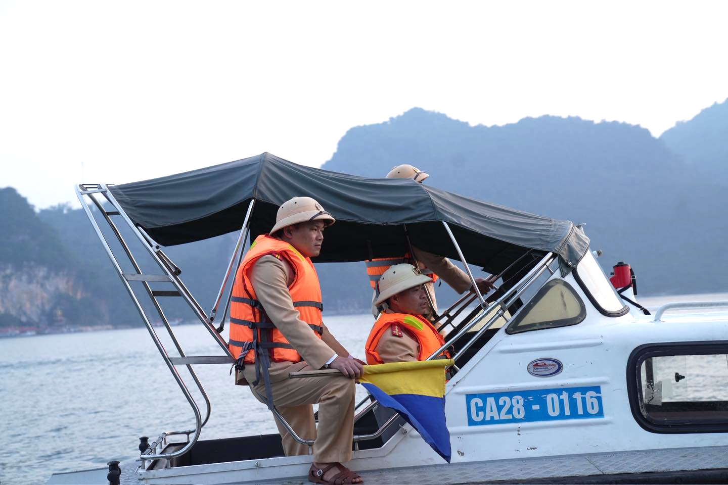 Nhiều tàu thuyền không đủ điều kiện xuất bến, khách du xuân đền Thác Bờ phải quay về- Ảnh 17.