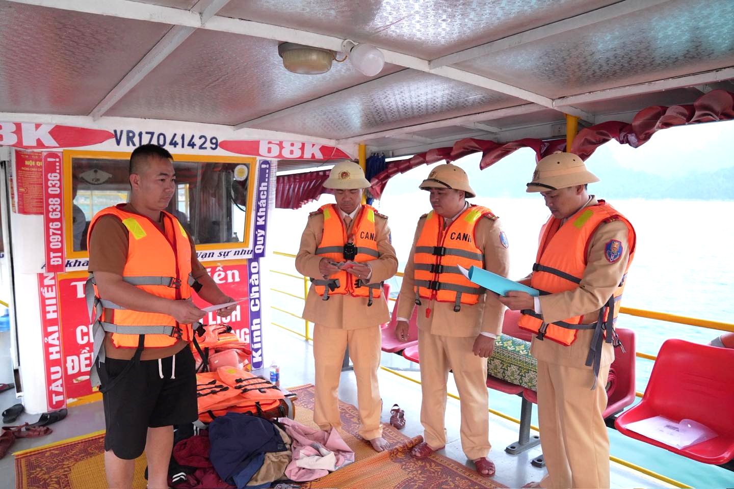 Nhiều tàu thuyền không đủ điều kiện xuất bến, khách du xuân đền Thác Bờ phải quay về- Ảnh 18.