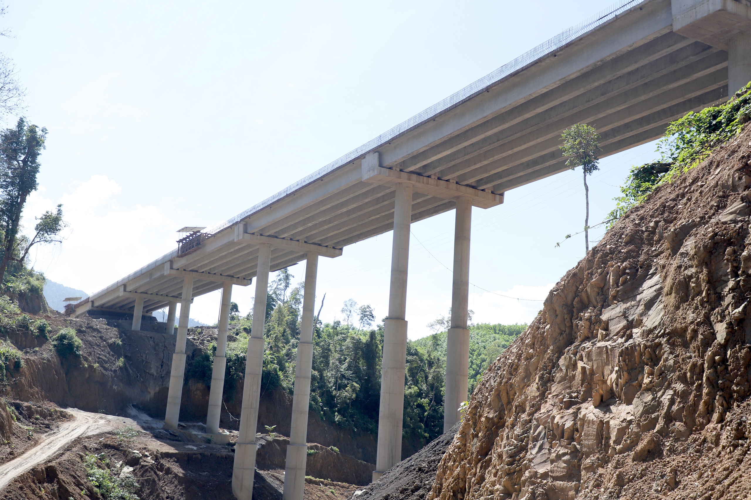 Những trụ cầu cao hơn 50m đang hình thành trên cao tốc Khánh Hòa - Buôn Ma Thuột- Ảnh 6. Những trụ cầu cao hơn 50m đang hình thành trên cao tốc Khánh Hòa - Buôn Ma Thuột- Ảnh 6.