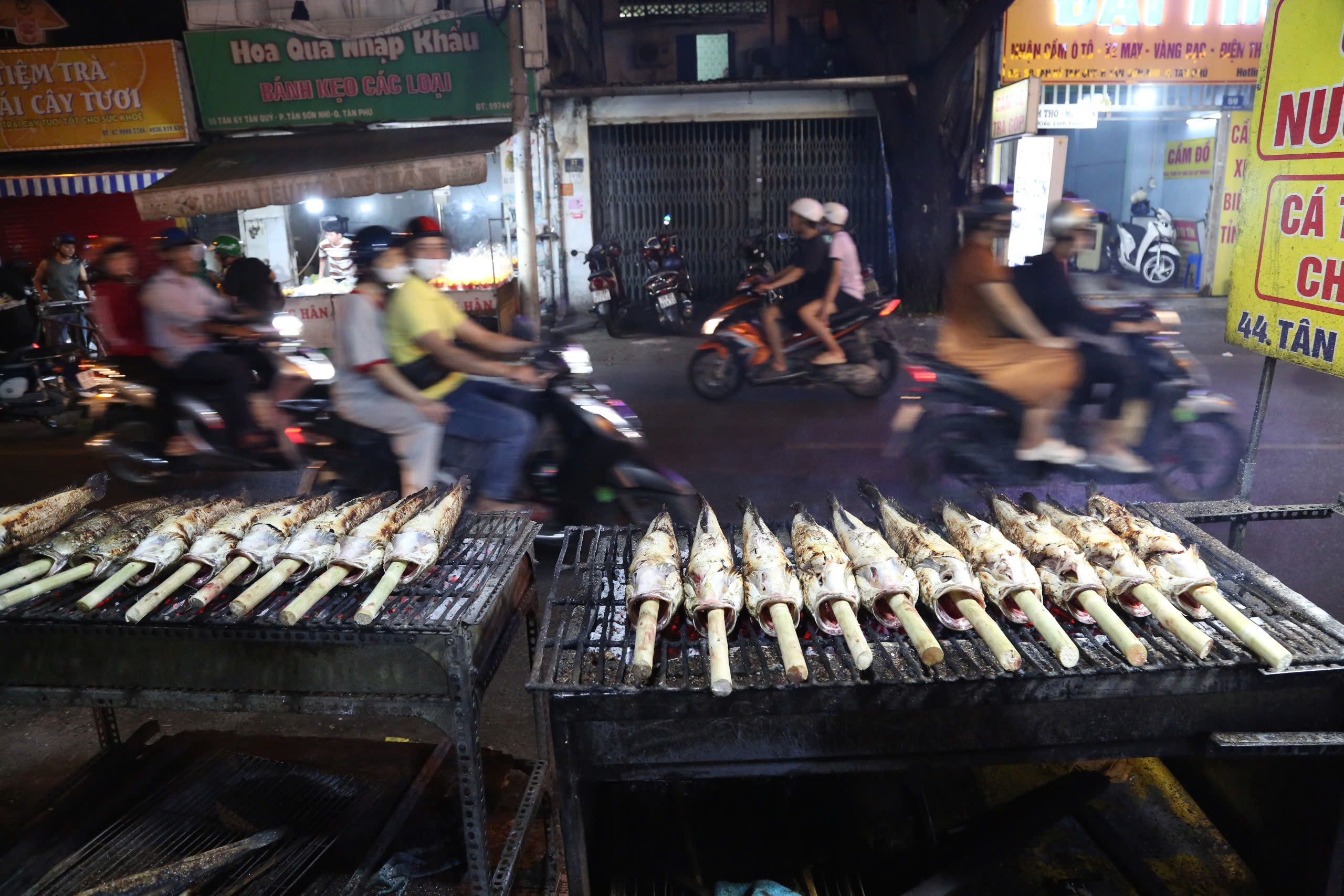 TP.HCM: &ldquo;Thủ phủ&rdquo; c&aacute; l&oacute;c nướng xuy&ecirc;n đ&ecirc;m đỏ lửa phục vụ ng&agrave;y v&iacute;a Thần T&agrave;i- Ảnh 5.