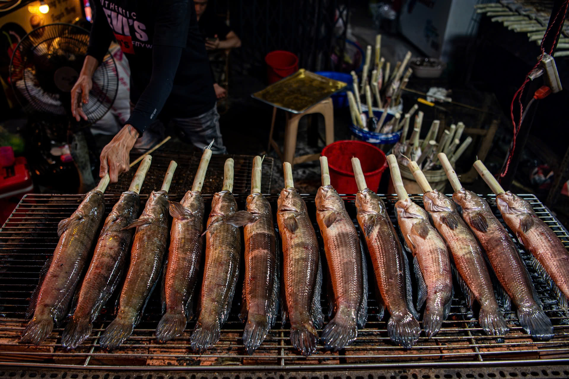 TP.HCM: &ldquo;Thủ phủ&rdquo; c&aacute; l&oacute;c nướng xuy&ecirc;n đ&ecirc;m đỏ lửa phục vụ ng&agrave;y v&iacute;a Thần T&agrave;i- Ảnh 6.
