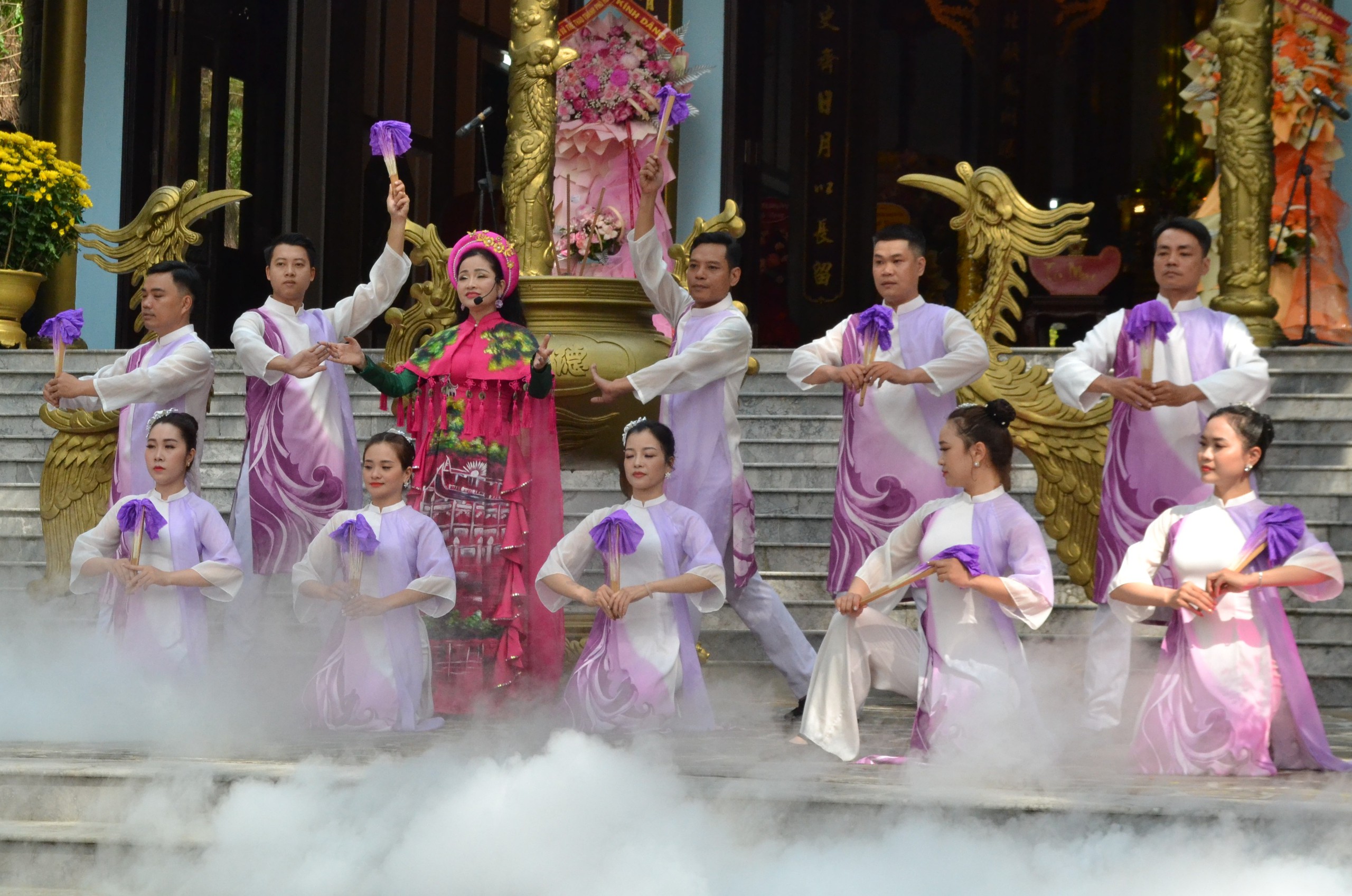 Huế: H&agrave;ng ngh&igrave;n du kh&aacute;ch d&acirc;ng hương khai hội Huyền Tr&acirc;n- Ảnh 13.