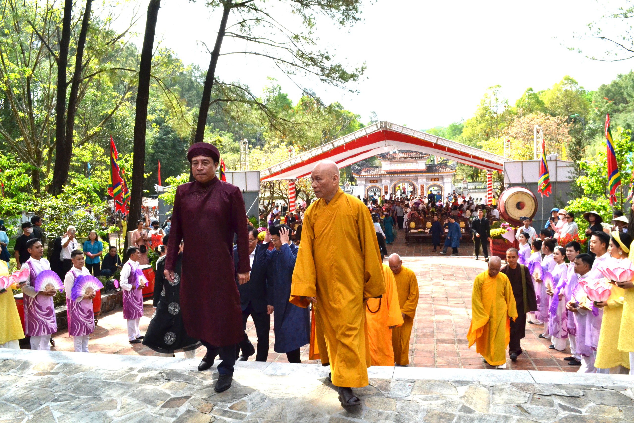 Huế: H&agrave;ng ngh&igrave;n du kh&aacute;ch d&acirc;ng hương khai hội Huyền Tr&acirc;n- Ảnh 2.