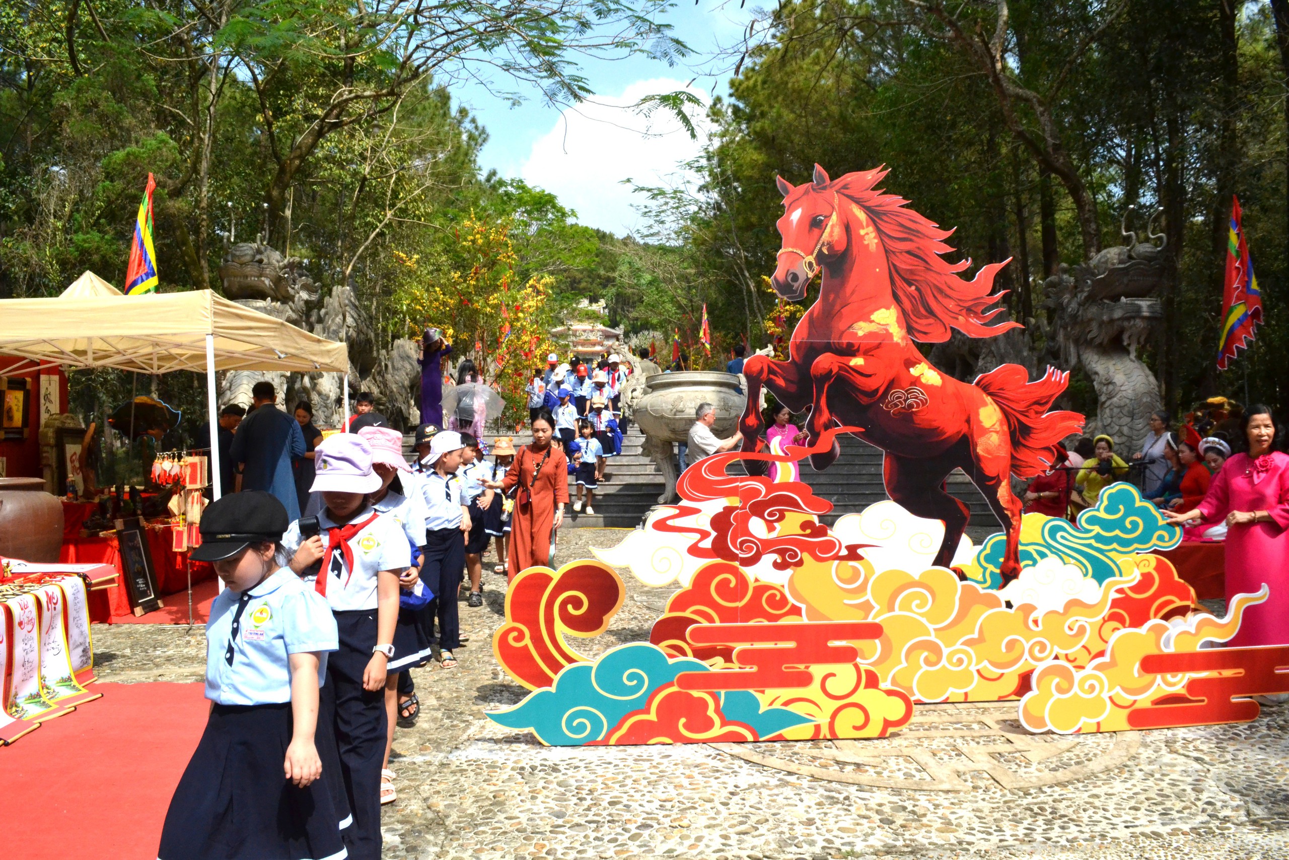 Huế: H&agrave;ng ngh&igrave;n du kh&aacute;ch d&acirc;ng hương khai hội Huyền Tr&acirc;n- Ảnh 7.