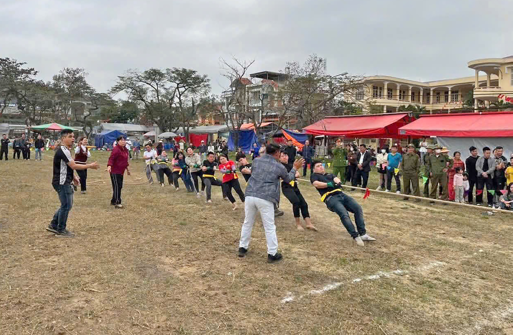 R&egrave;n sức khỏe, giữ bản sắc từ đấu vật, k&eacute;o co, bơi chải- Ảnh 2.