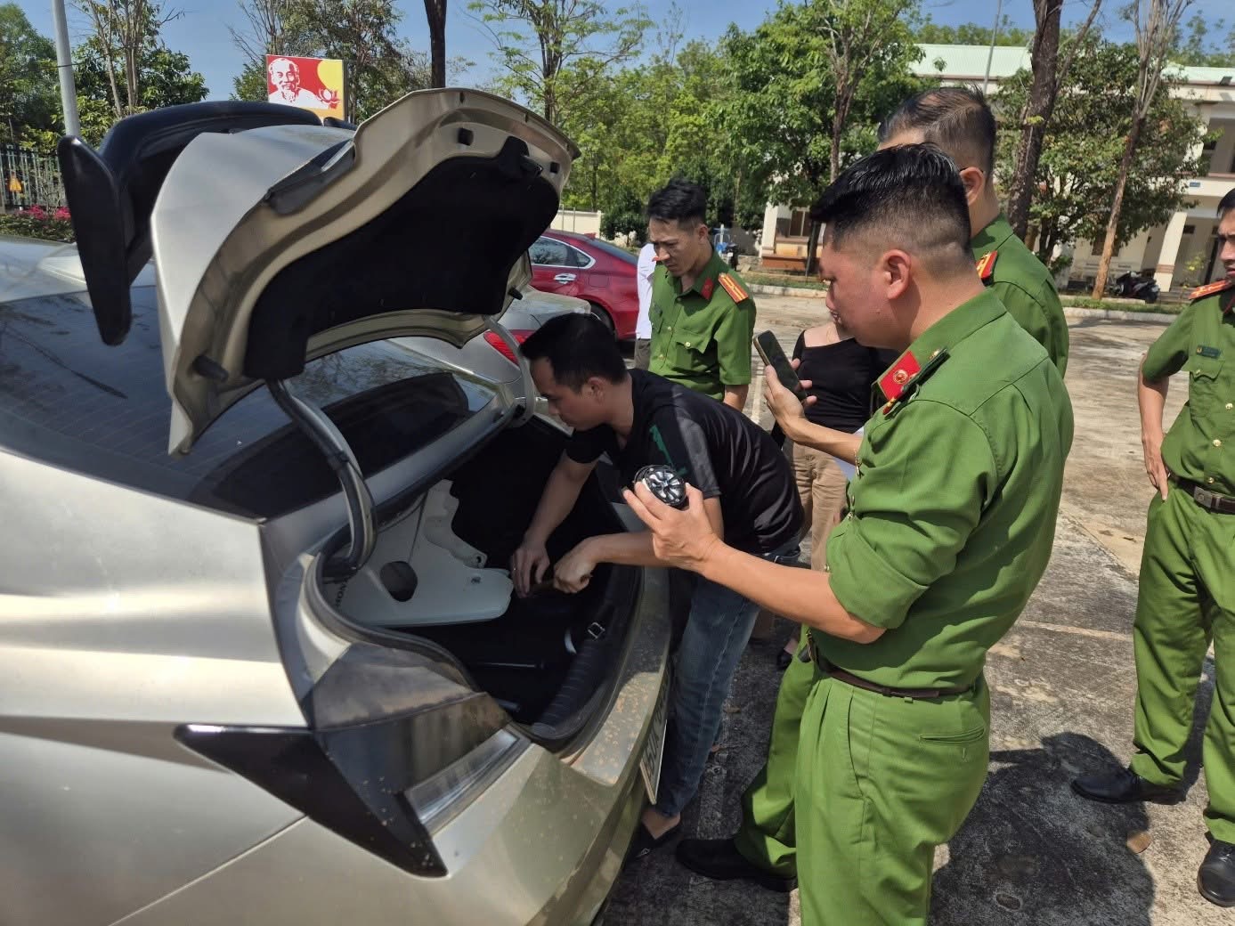 Bị bắt tạm giam vì dùng súng công cụ hỗ trợ và bình xịt hơi cay tấn công con nợ- Ảnh 3. Bị bắt tạm giam vì dùng súng công cụ hỗ trợ và bình xịt hơi cay tấn công con nợ- Ảnh 3.