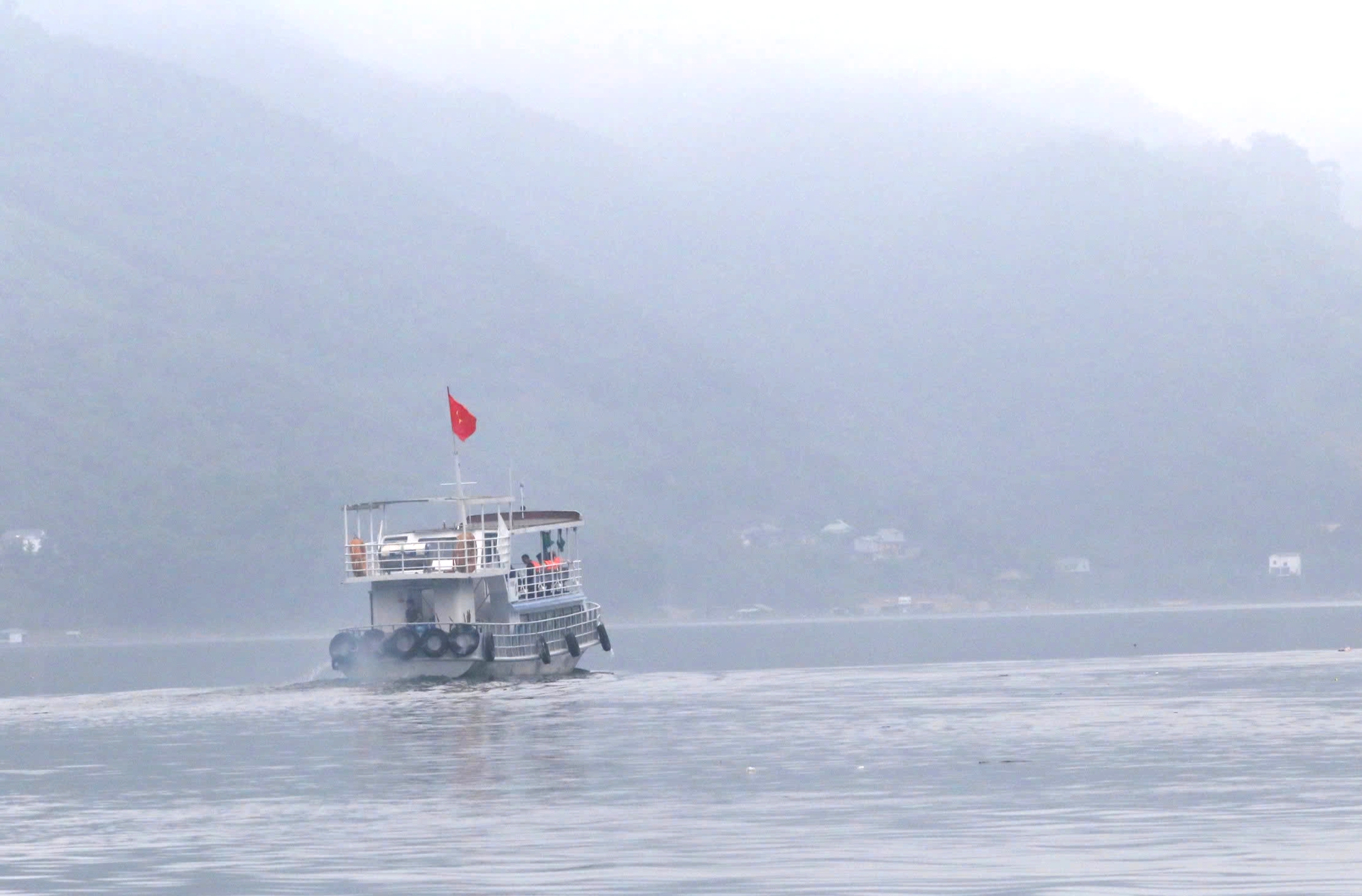 Nhiều tàu thuyền không đủ điều kiện xuất bến, khách du xuân đền Thác Bờ phải quay về- Ảnh 1.