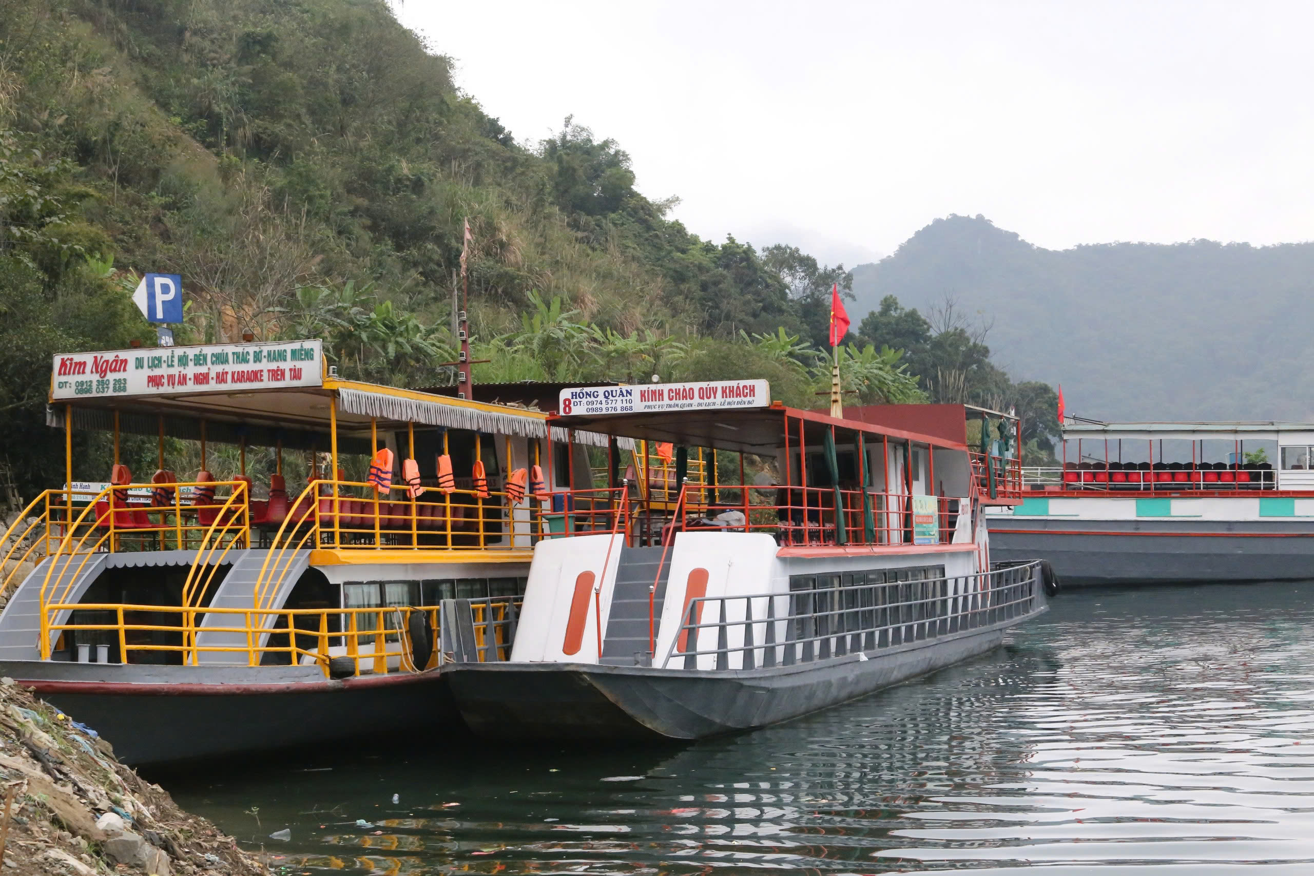 Nhiều tàu thuyền không đủ điều kiện xuất bến, khách du xuân đền Thác Bờ phải quay về- Ảnh 4. Nhiều tàu thuyền không đủ điều kiện xuất bến, khách du xuân đền Thác Bờ phải quay về- Ảnh 4.
