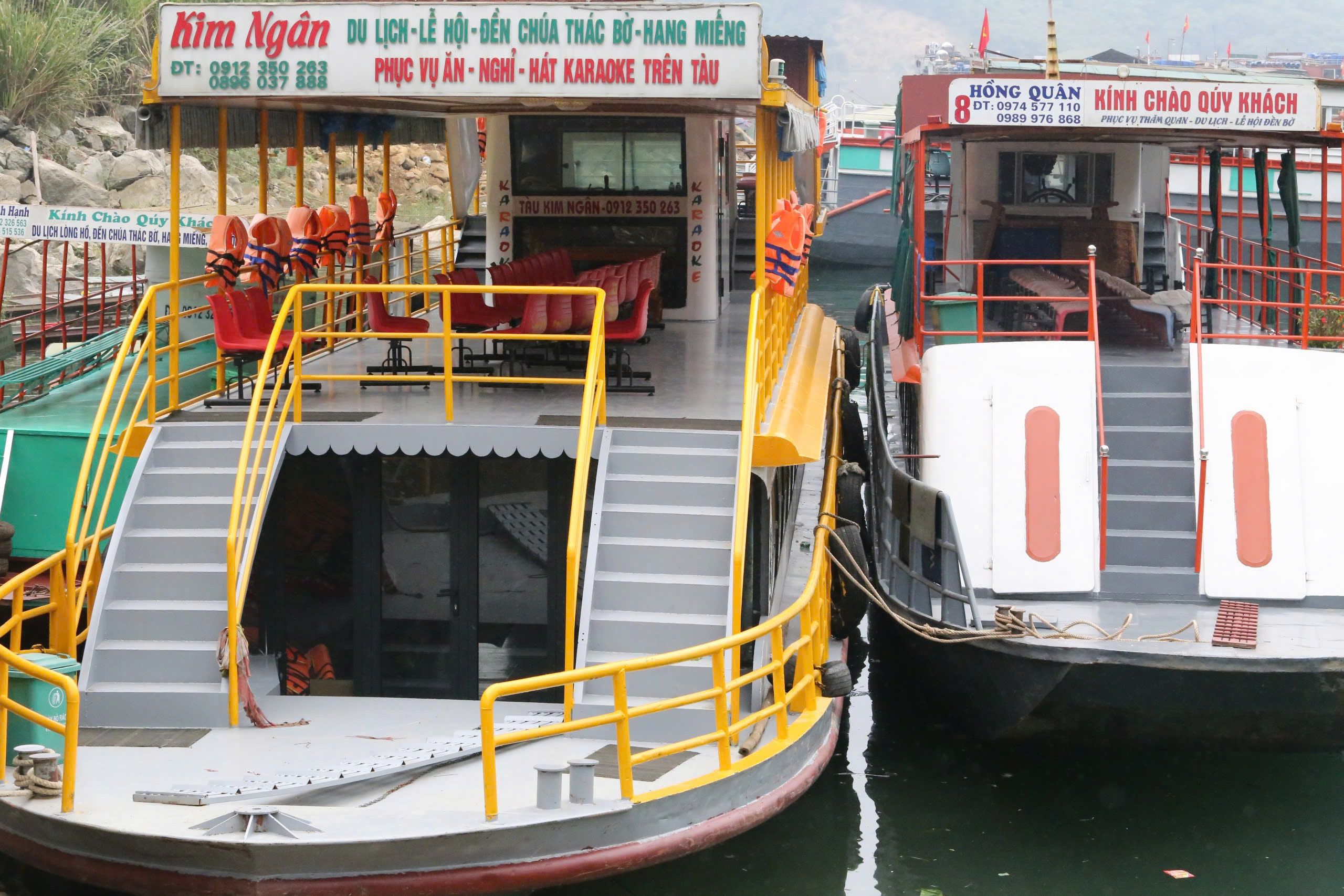 Nhiều tàu thuyền không đủ điều kiện xuất bến, khách du xuân đền Thác Bờ phải quay về- Ảnh 6. Nhiều tàu thuyền không đủ điều kiện xuất bến, khách du xuân đền Thác Bờ phải quay về- Ảnh 6.